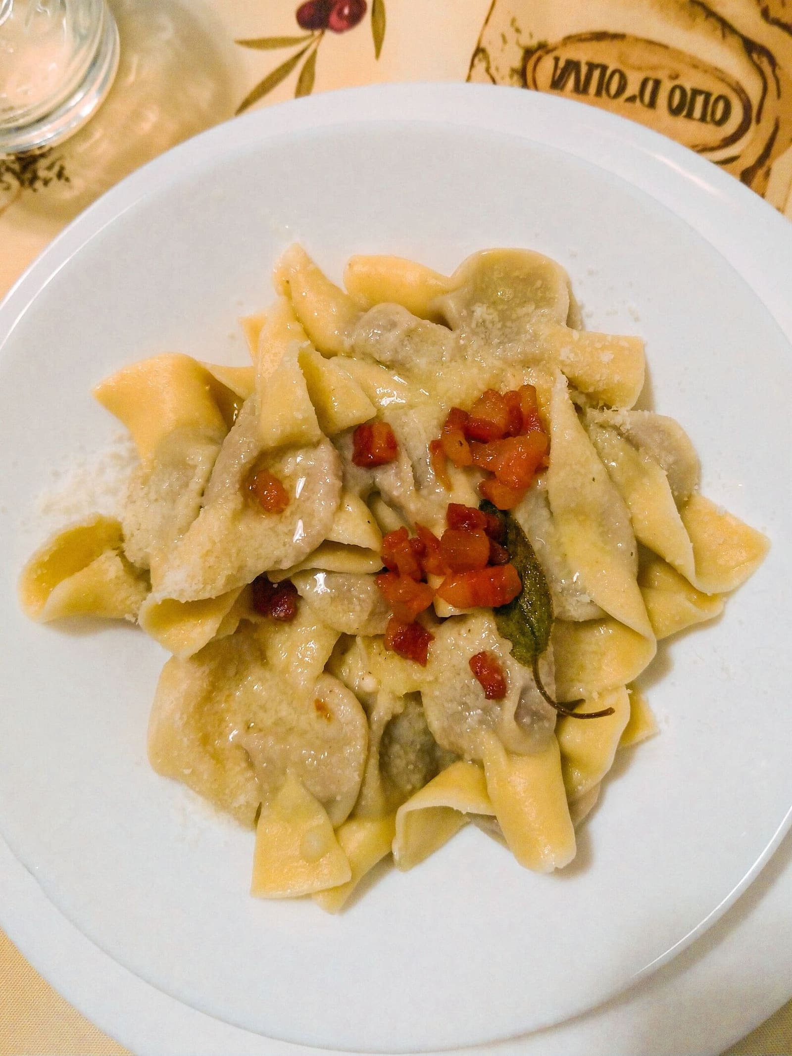 i casoncelli conditi con il burro fuso, la salvia e la pancetta