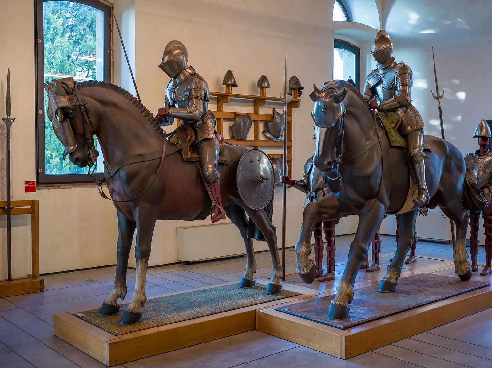 due cavalieri in armatura a cavallo nel Museo delle Armi, dentro il mastio del Castello