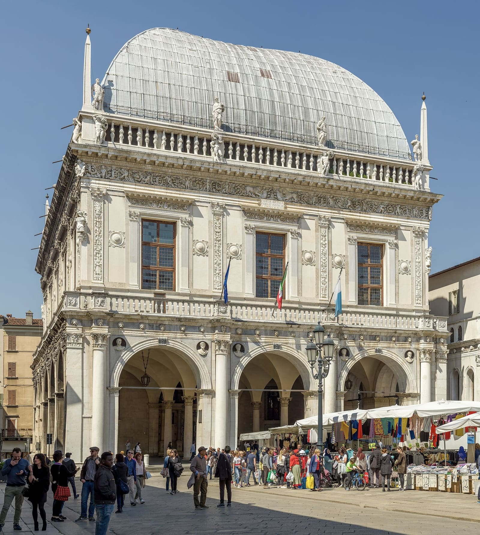 i banchi del mercato del sabato sotto le arcate del Palazzo della Loggia