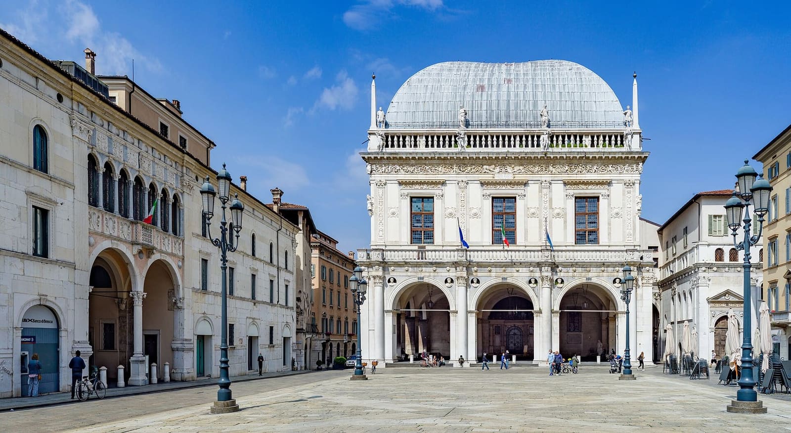 il Palazzo della Loggia con il tetto di piombo e i tre archi del portico, sulla piazza a cui dà il nome