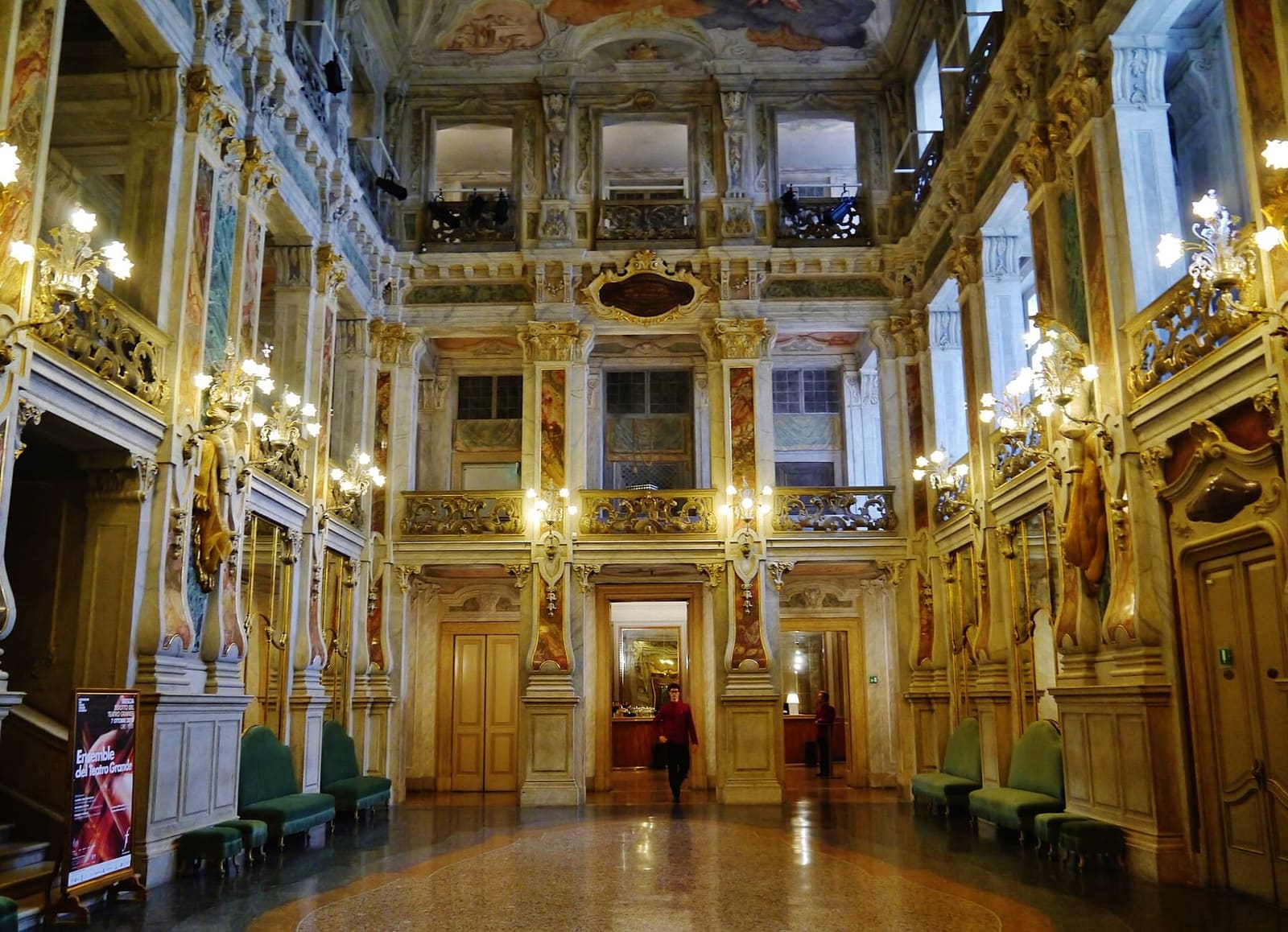 il Ridotto rococò del Teatro Grande, con i lampadari e le pareti affrescate