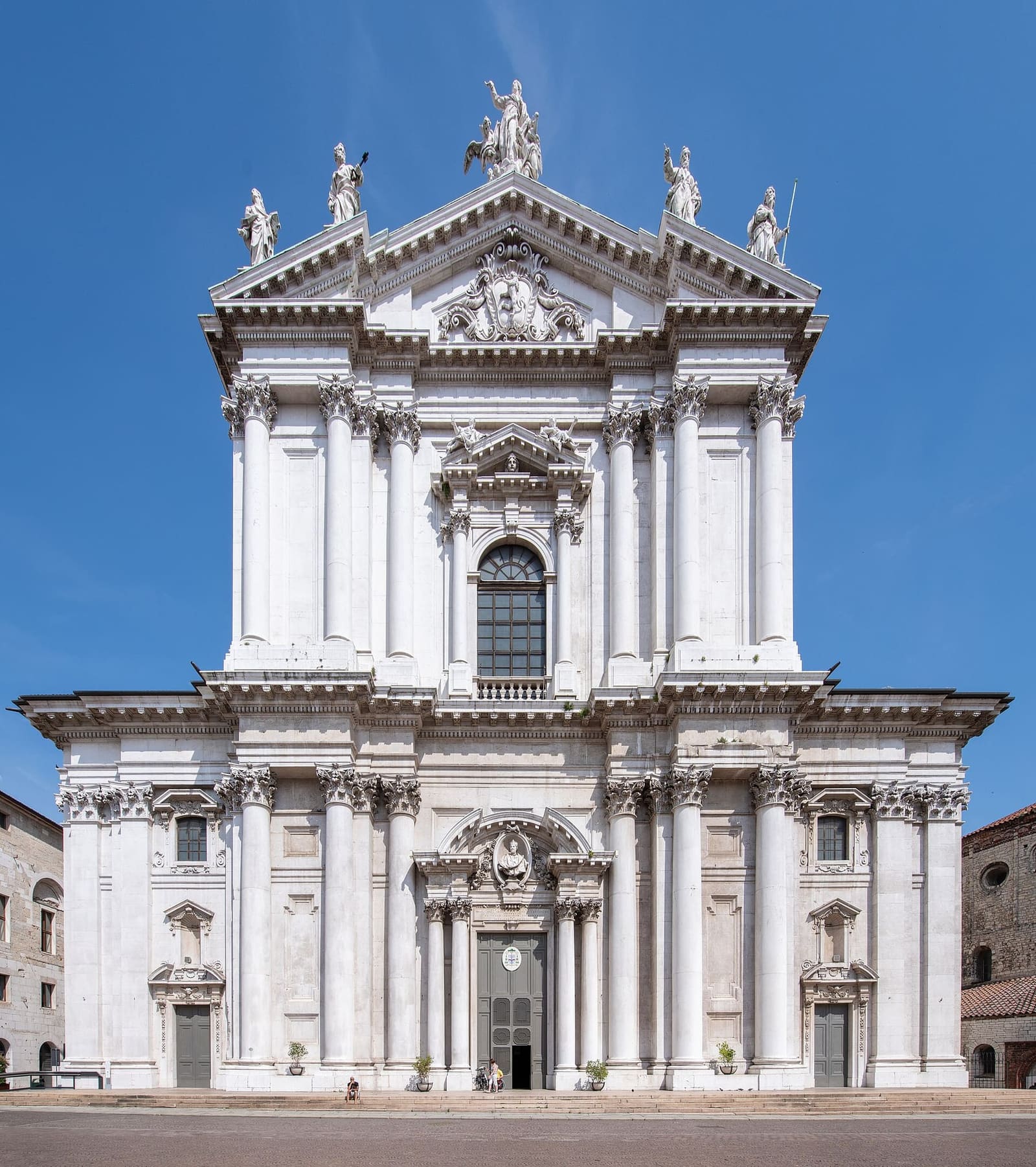 la facciata bianca del Duomo Nuovo, con le statue in cima