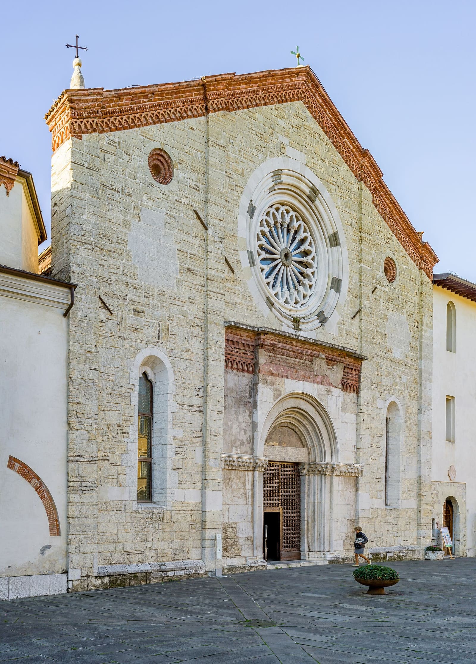 la facciata a capanna della chiesa di San Francesco d'Assisi, con il rosone
