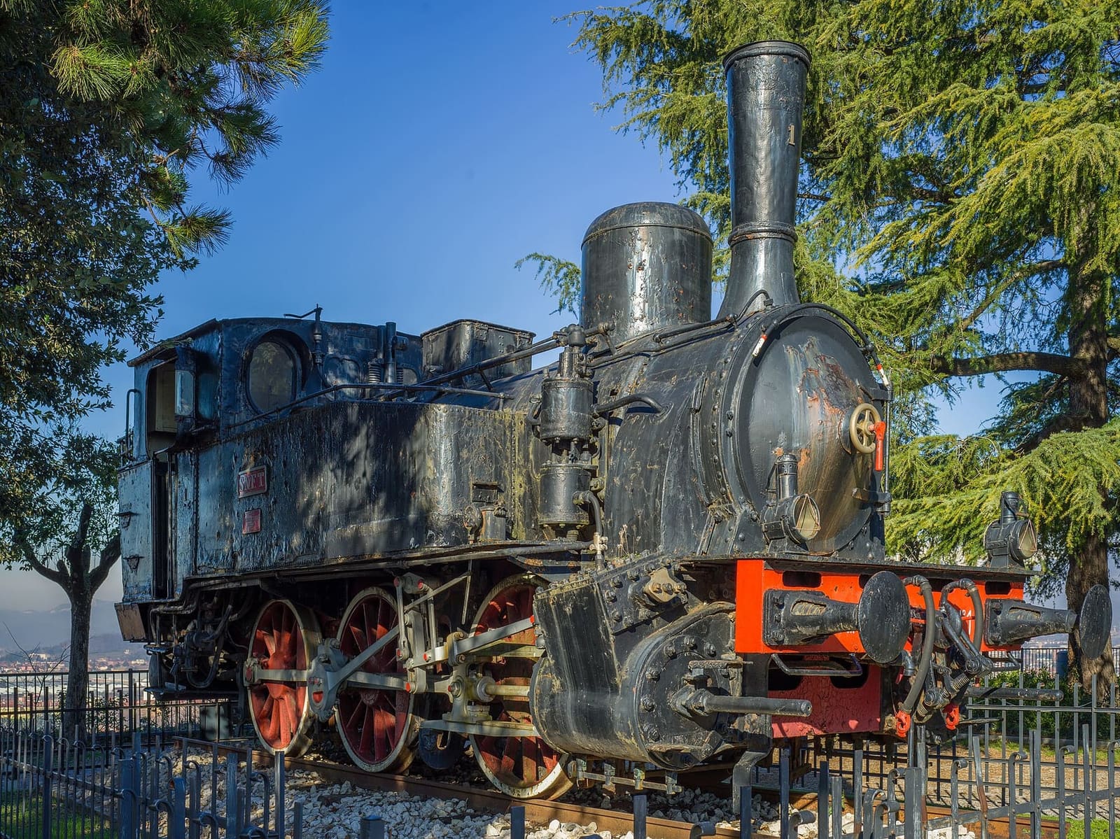 la locomotiva a vapore del 1909 sul piazzale del Castello, fra i cedri
