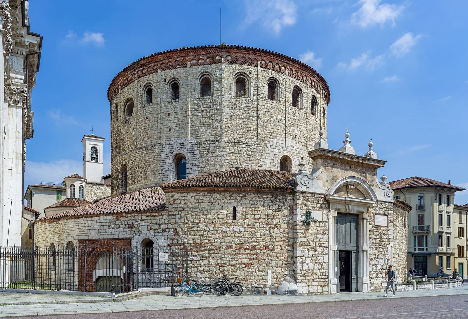 la rotonda romanica del Duomo Vecchio in piazza Paolo VI, con il tamburo di pietra e il portale