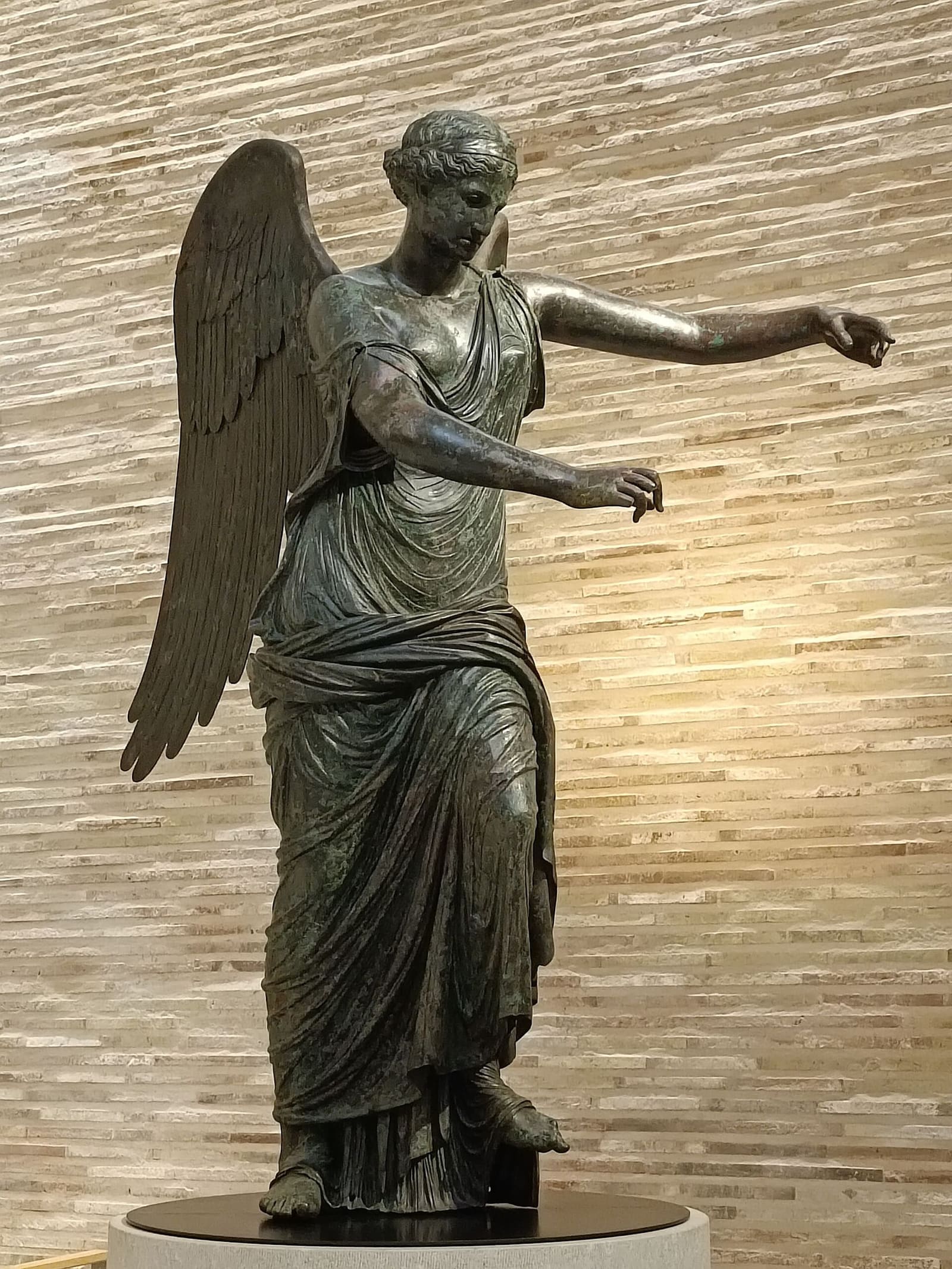 la Vittoria Alata, il bronzo romano ritrovato nel 1826, nella cella orientale del Capitolium