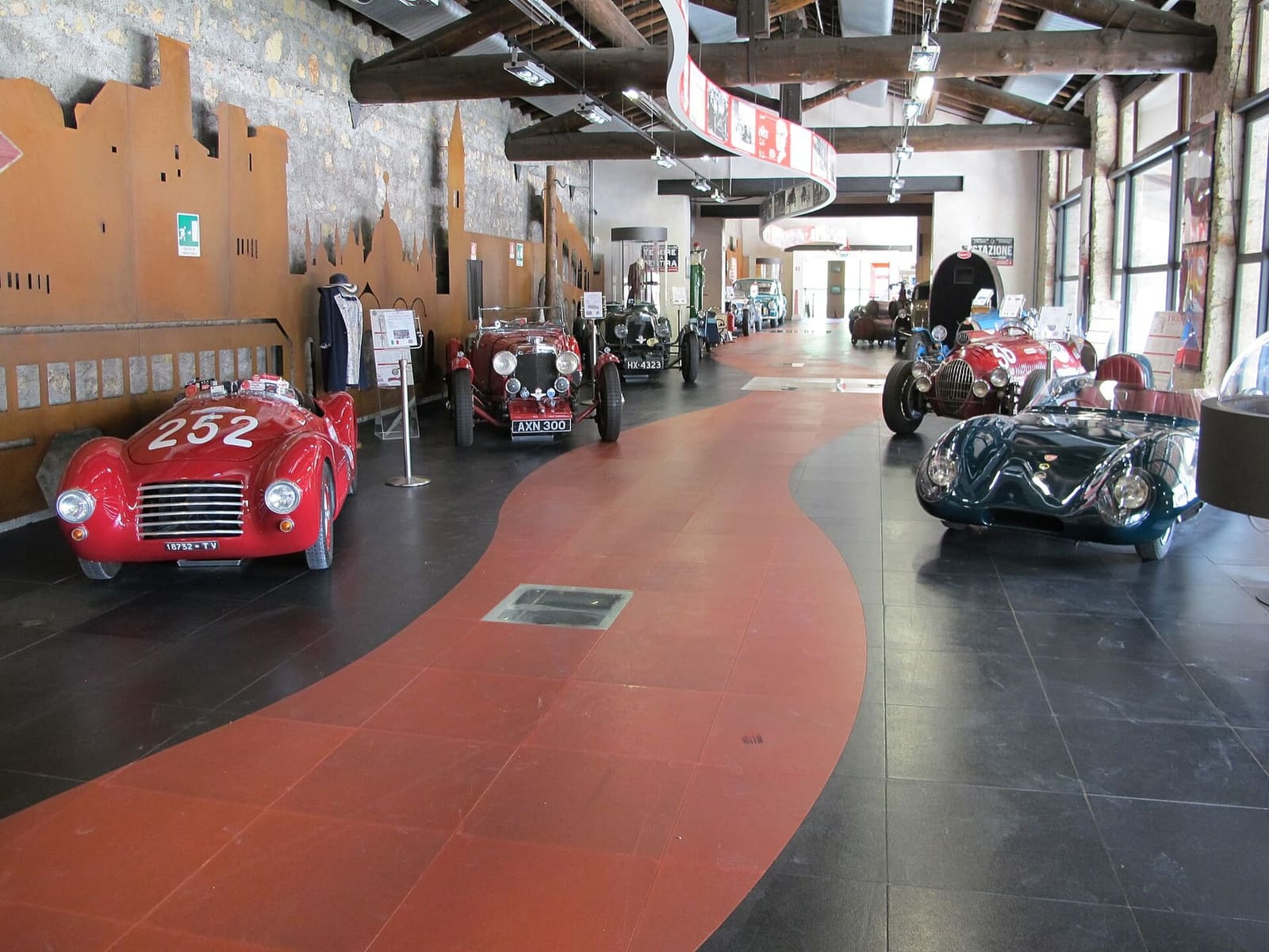 le auto da corsa nella sala del Museo Auto Storiche, nel monastero di Sant'Eufemia della Fonte
