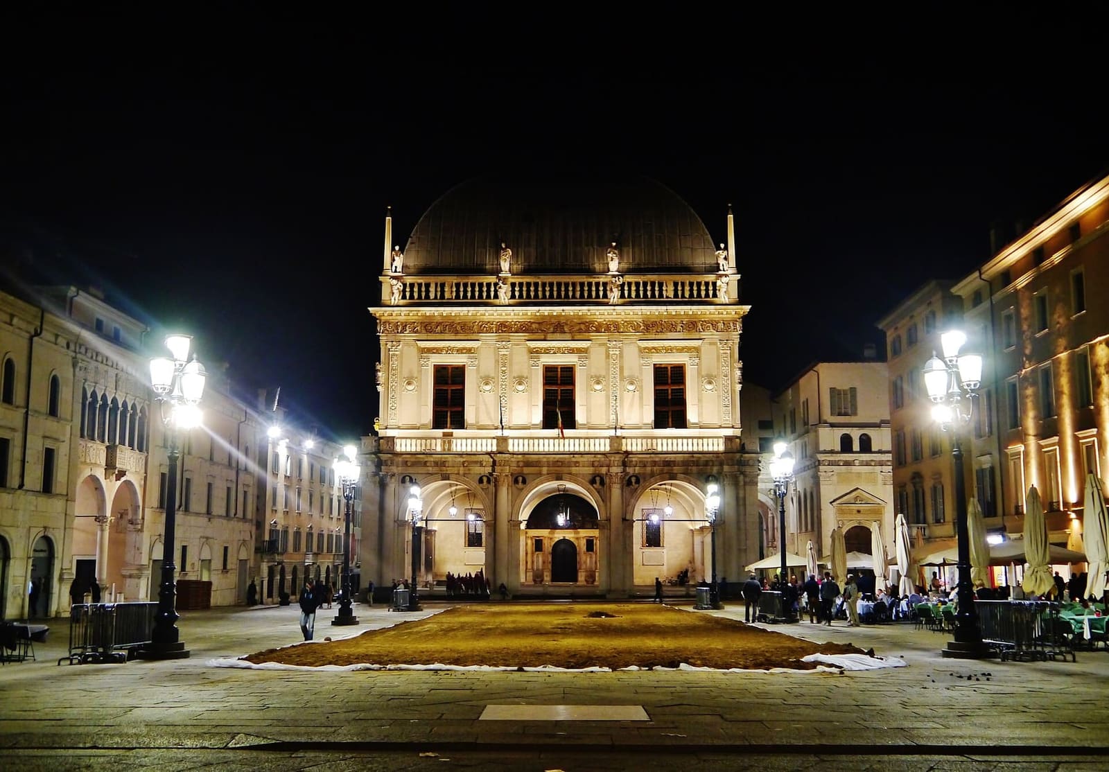 piazza della Loggia di sera, con il Palazzo della Loggia illuminato in fondo