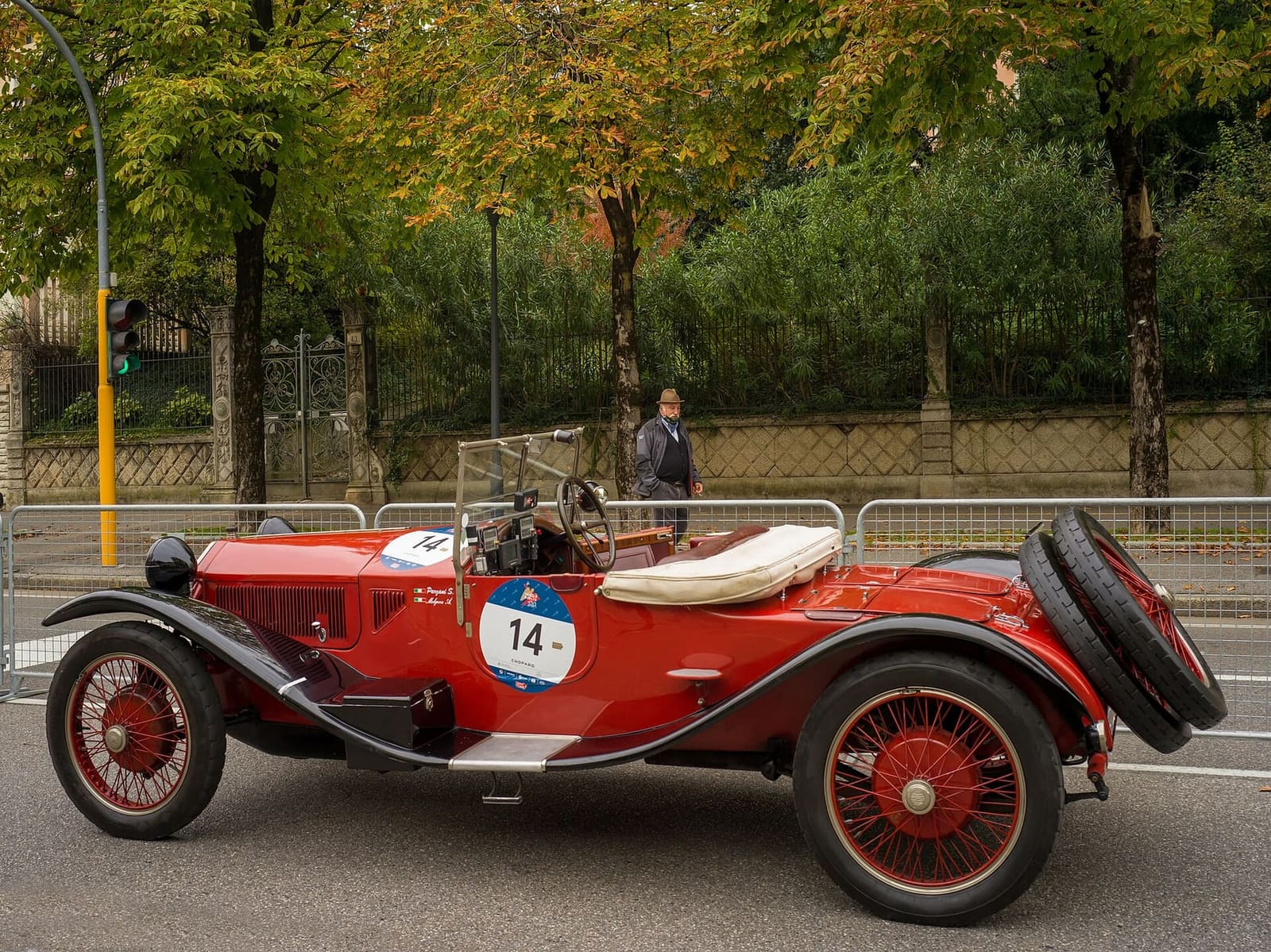 una Lancia Lambda rossa alla partenza della 1000 Miglia del 2020, in viale Venezia
