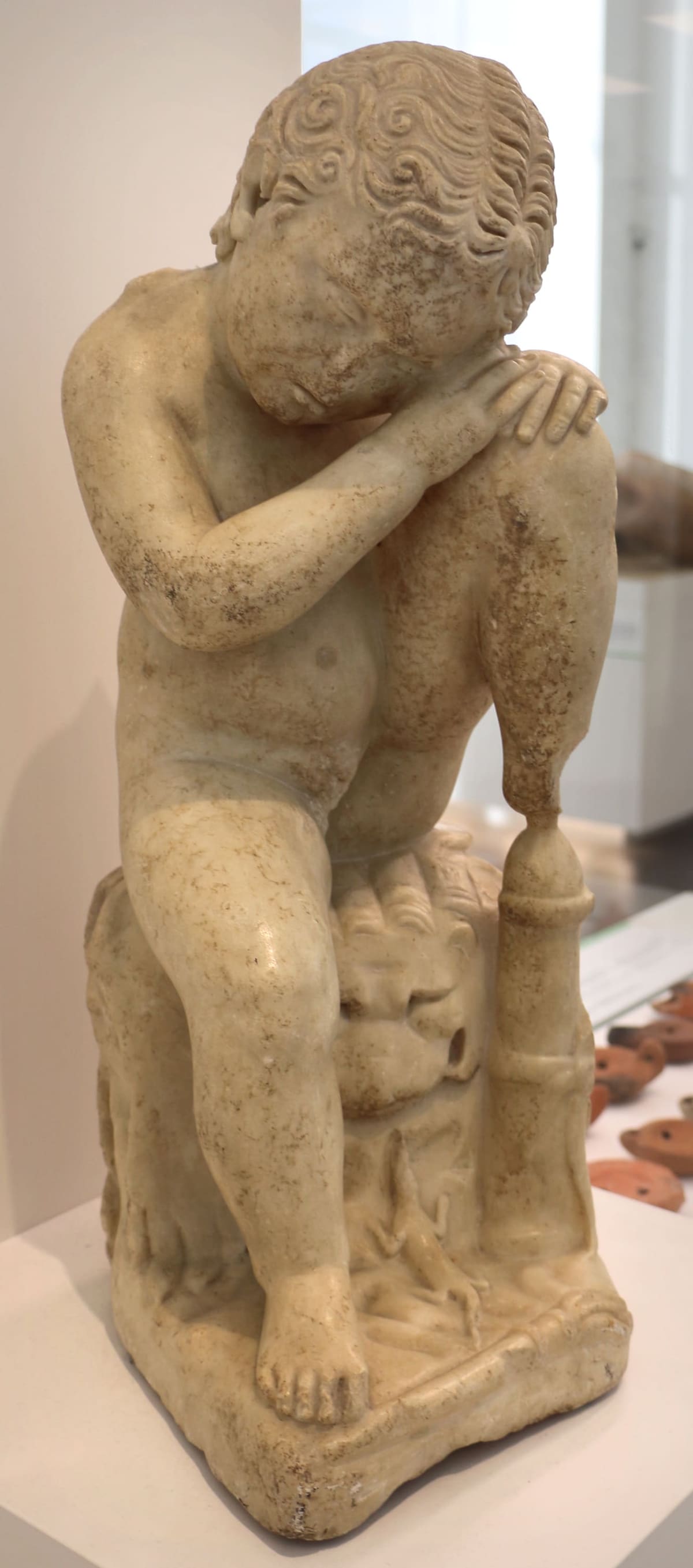 der kleine Herkules schlafend, eine Marmorskulptur aus römischer Zeit