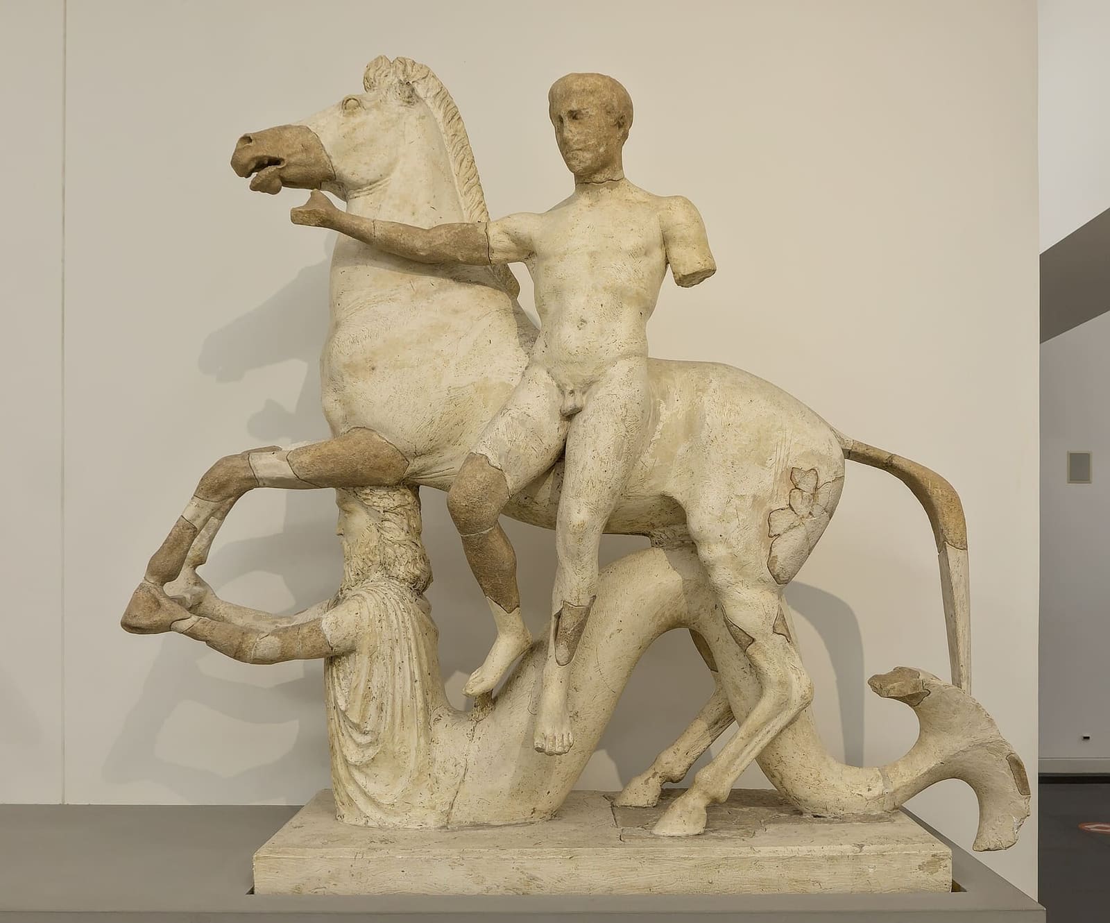 die Dioskuren von Locri, die Zwillinge aus Marmor, die vom Pferd steigen, von einem Triton gestützt