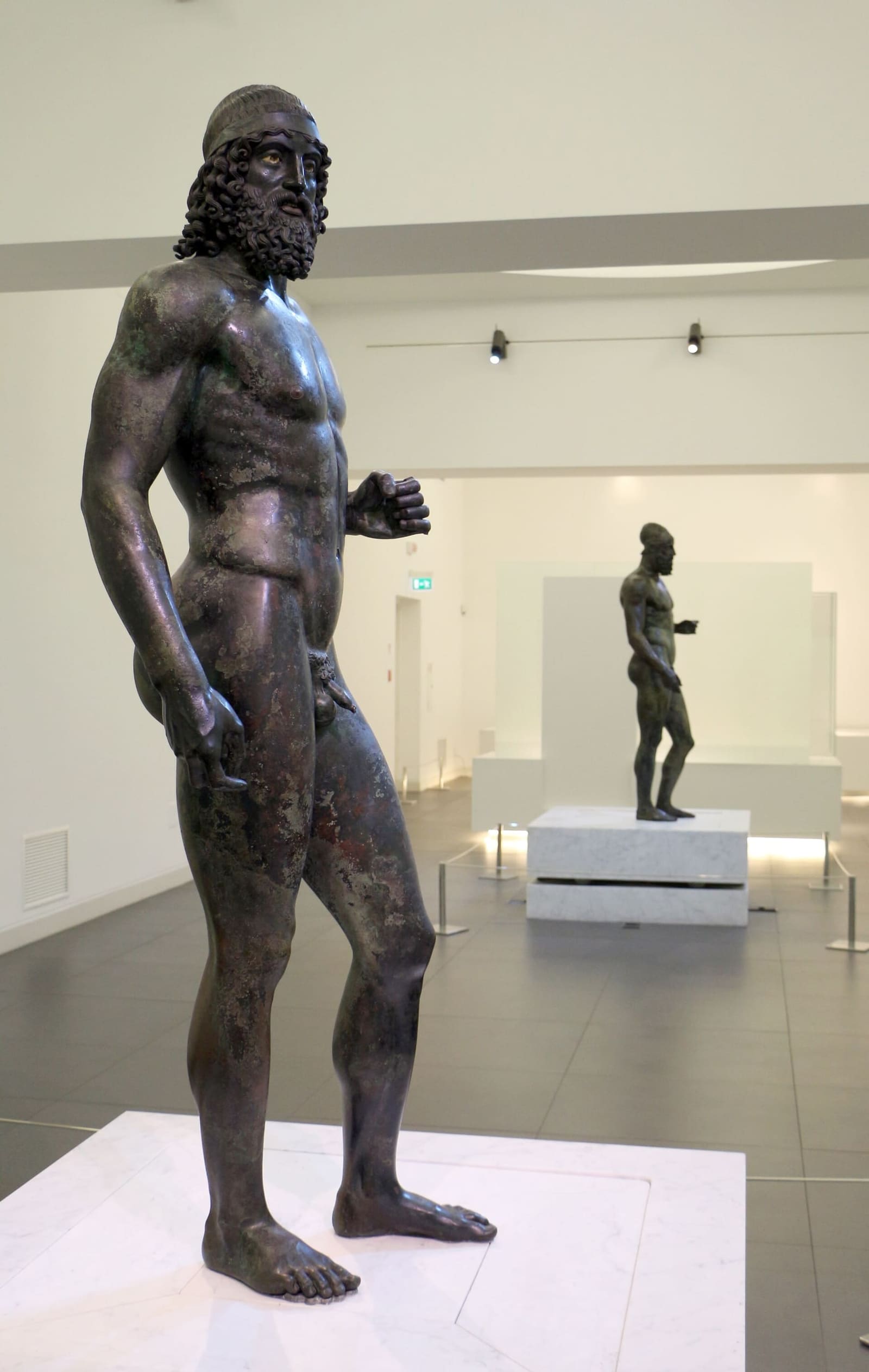 die zwei Bronzen in ihrem Saal, die Bronze A vorn und die B hinten