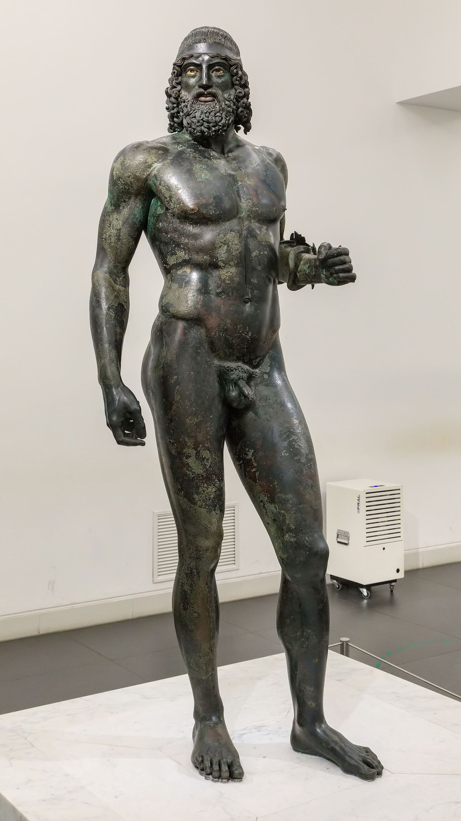 die Bronze A, der Junge, auf ihrem Marmorsockel