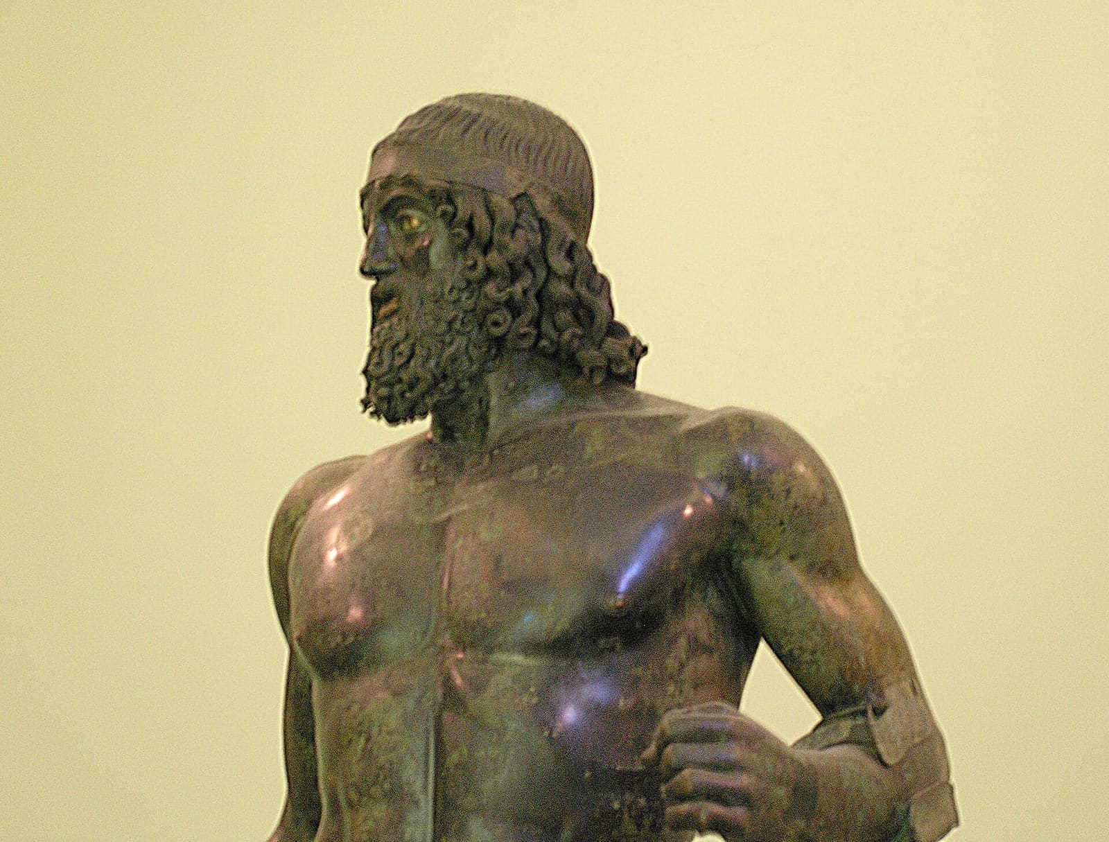 die Bronze A, der Kopf mit dem Lockenbart und die Schulter