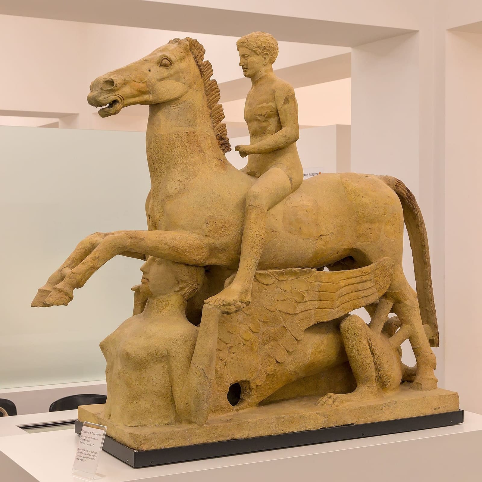 der Reiter von Casa Marafioti, aus Terrakotta, auf dem Pferd, das von einer Sphinx getragen wird