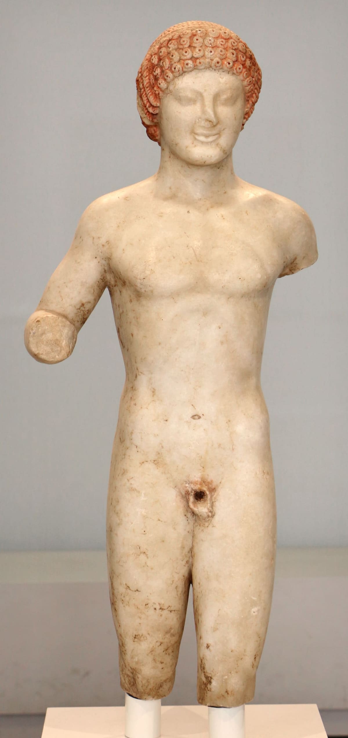 der Kouros von Rhegion, aus Marmor, mit den rot bemalten Haaren