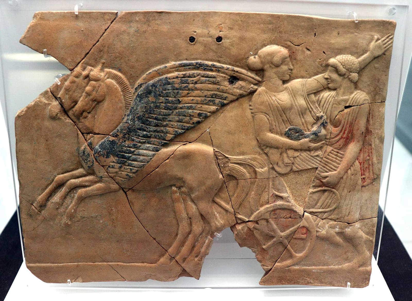 ein Pinax von Locri mit Hades, der Persephone auf dem Wagen raubt