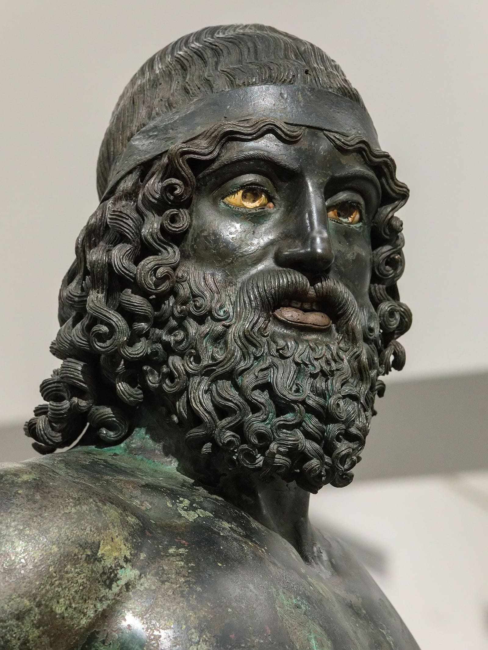 das Gesicht der Bronze A, mit den hellen Augen und den Lippen aus Kupfer