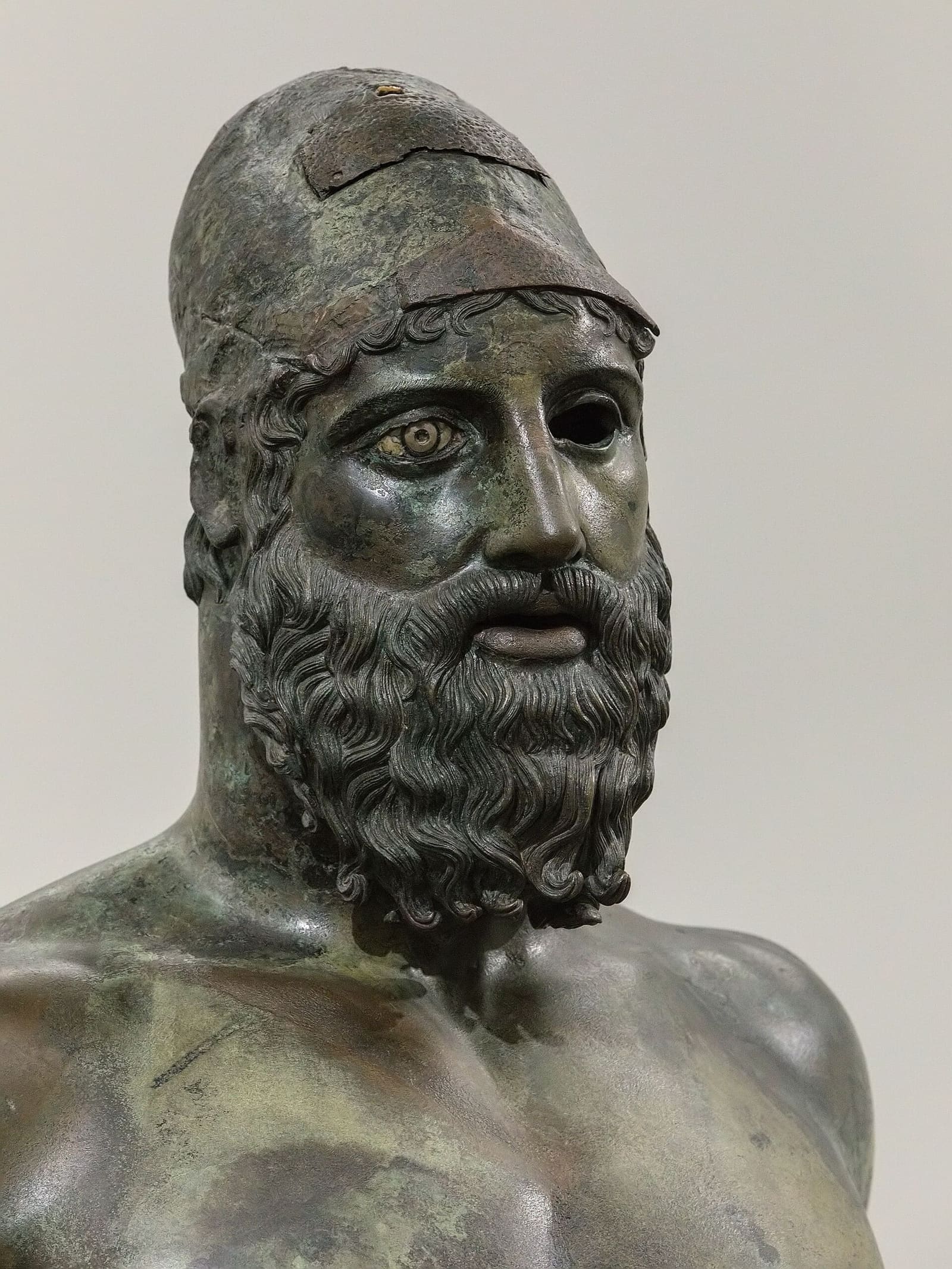 das Gesicht der Bronze B, mit dem verlängerten Kopf für den Helm, den es nicht mehr gibt