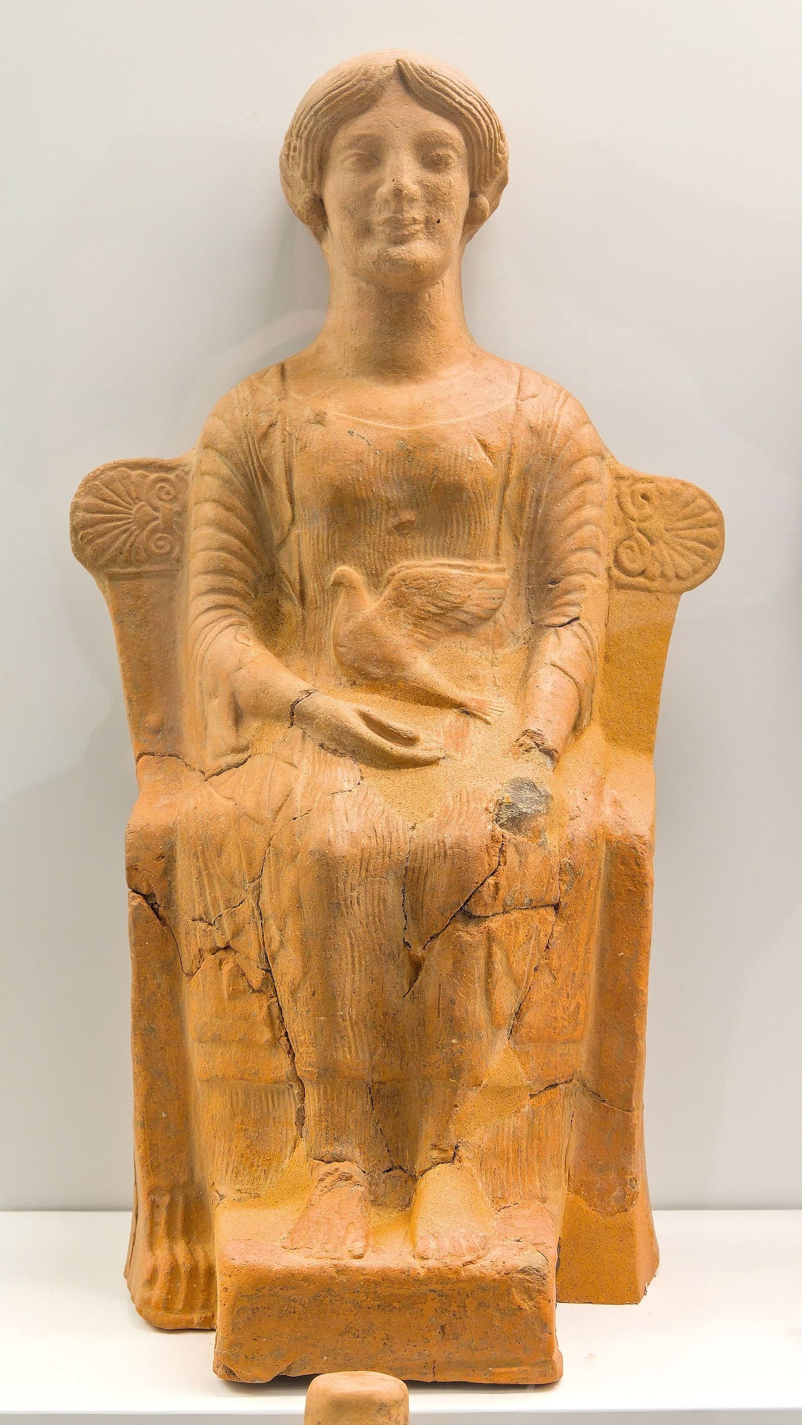 eine Votivstatuette aus Terrakotta aus Medma, eine Frau, die auf einem Thron sitzt