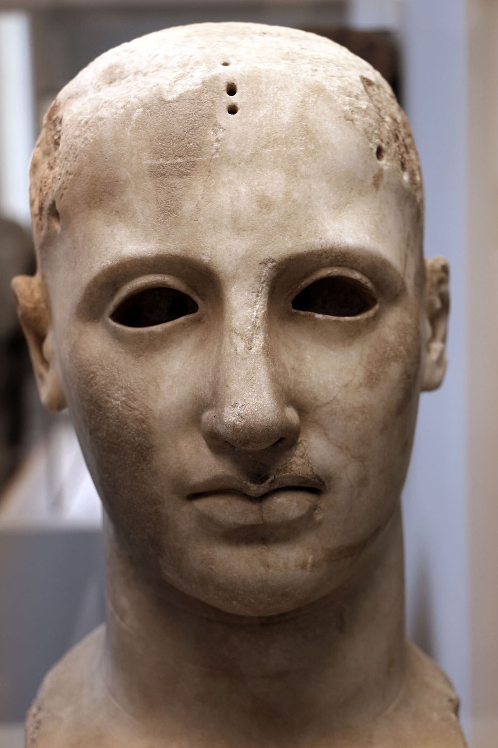 der Marmorkopf des Apollon Alaios, aus dem Tempel von Cirò, mit den leeren Augen