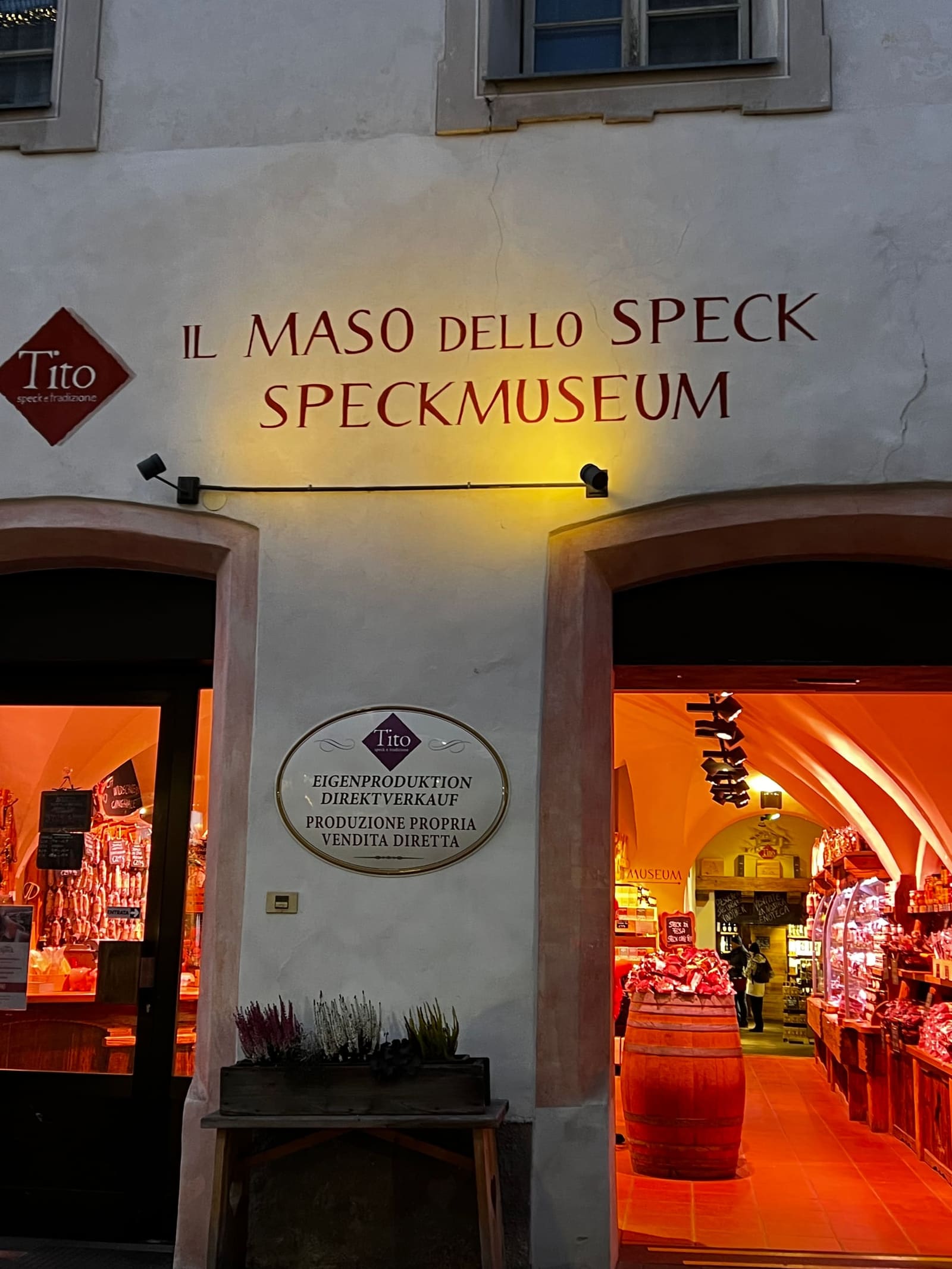l'ingresso illuminato di rosso del Maso dello Speck, in via Centrale