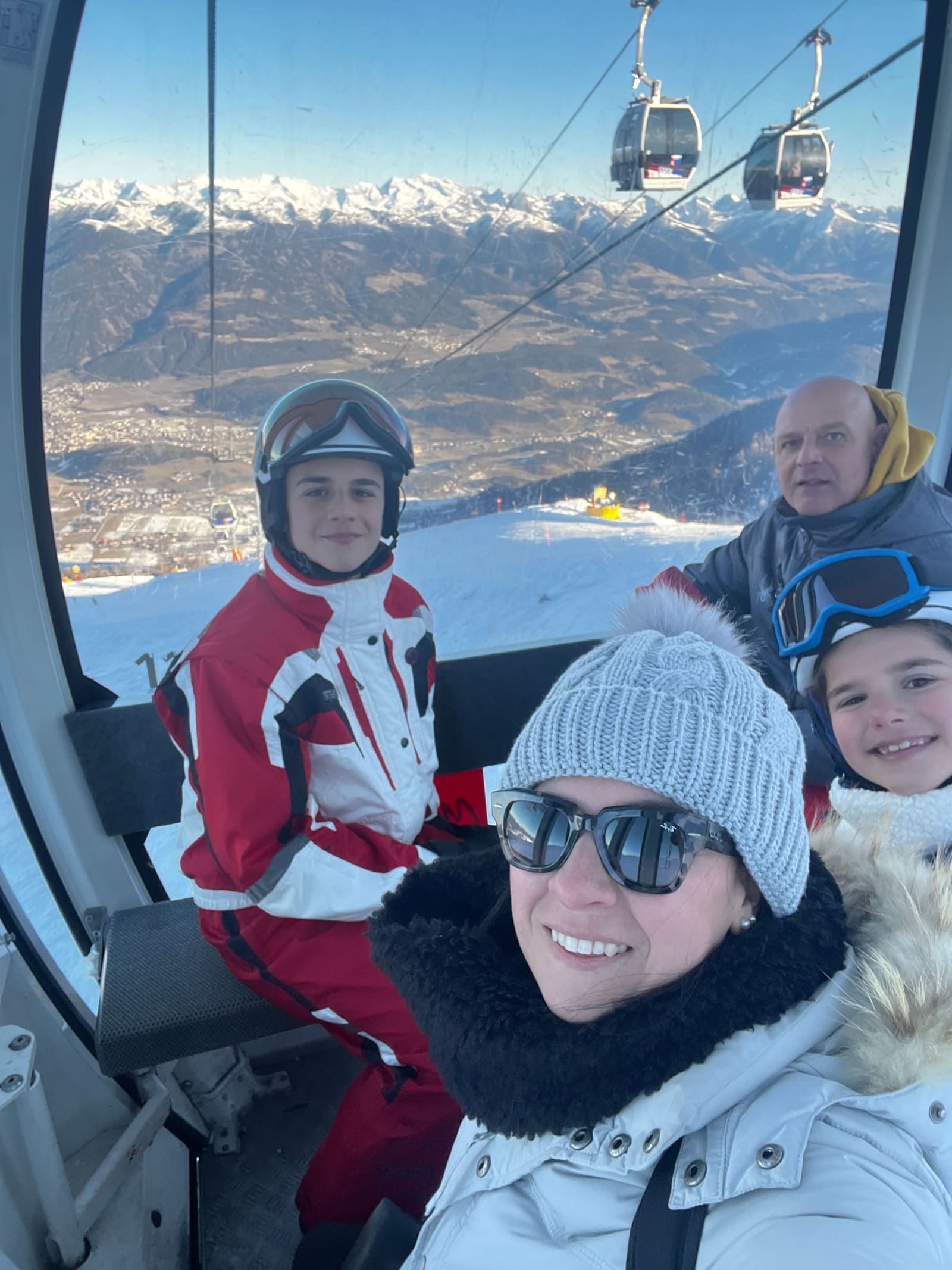 in cabinovia sopra la Val Pusteria: Gabriele, Marcella, Matteo e Letizia