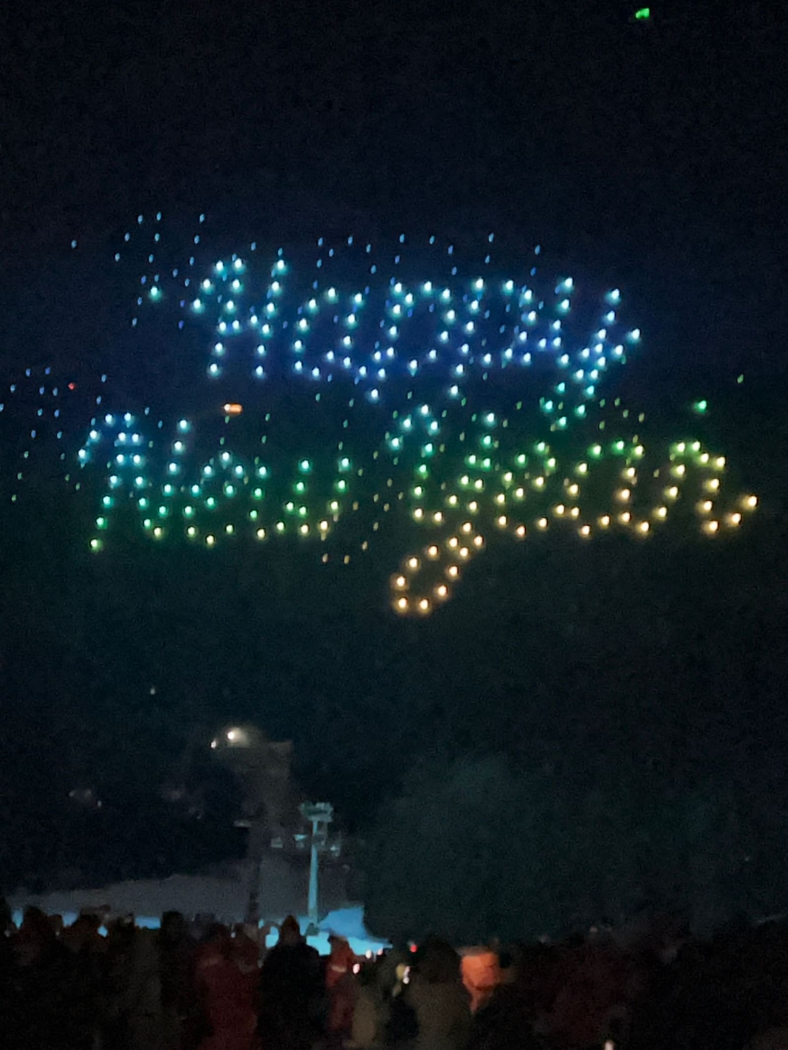 l'augurio di buon anno scritto dai droni sopra la pista