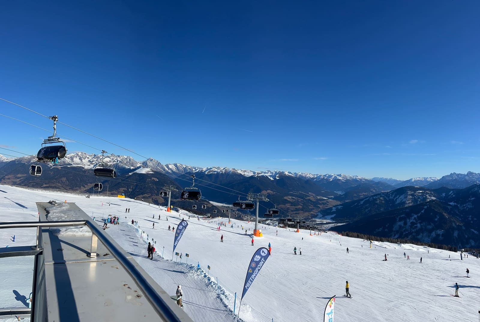 le piste del Plan de Corones dall'alto, le seggiovie e le Dolomiti sul fondo