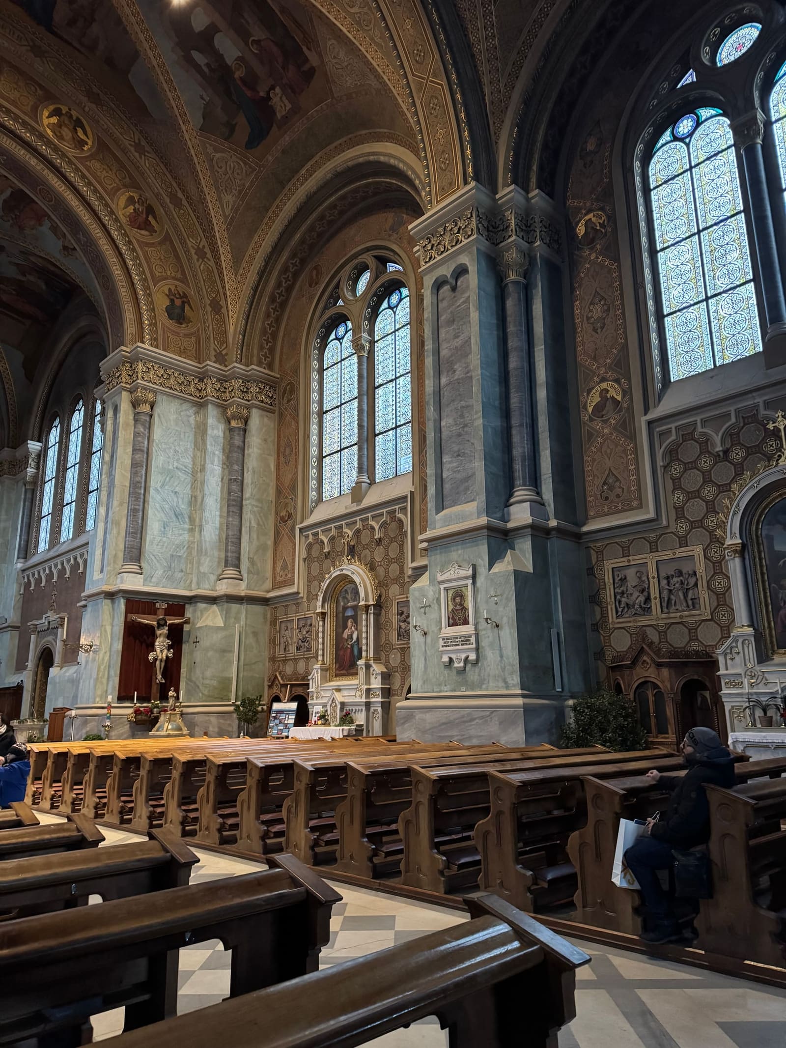 la navata della chiesa di Santa Maria Assunta, le vetrate e la volta affrescata