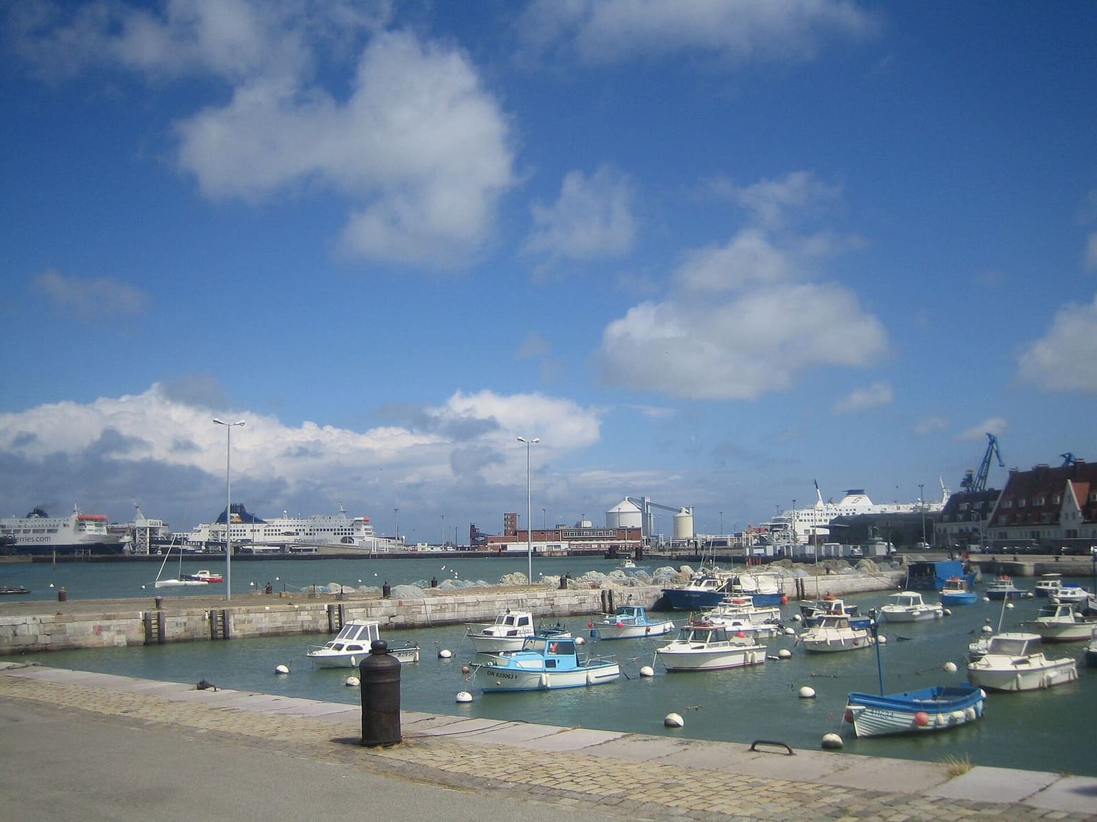 le barche da pesca e da diporto ormeggiate nel porto, con i traghetti in fondo