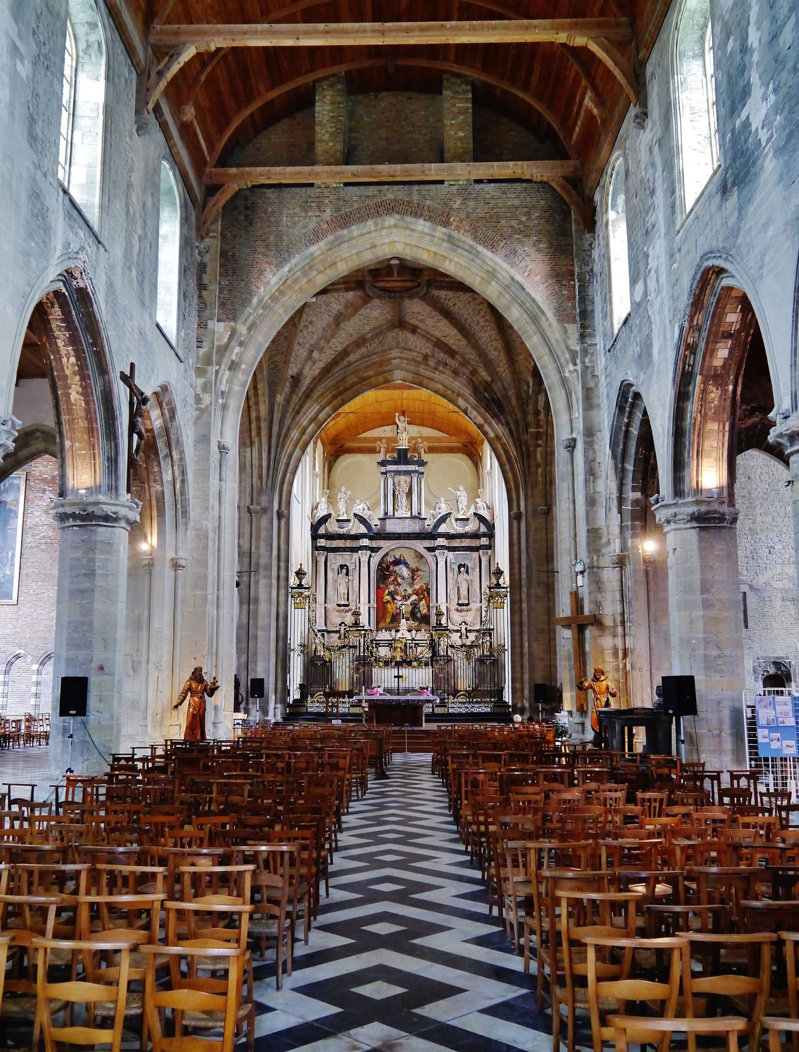la navata di Notre-Dame verso il coro, con il soffitto di legno e la pala d'altare in fondo