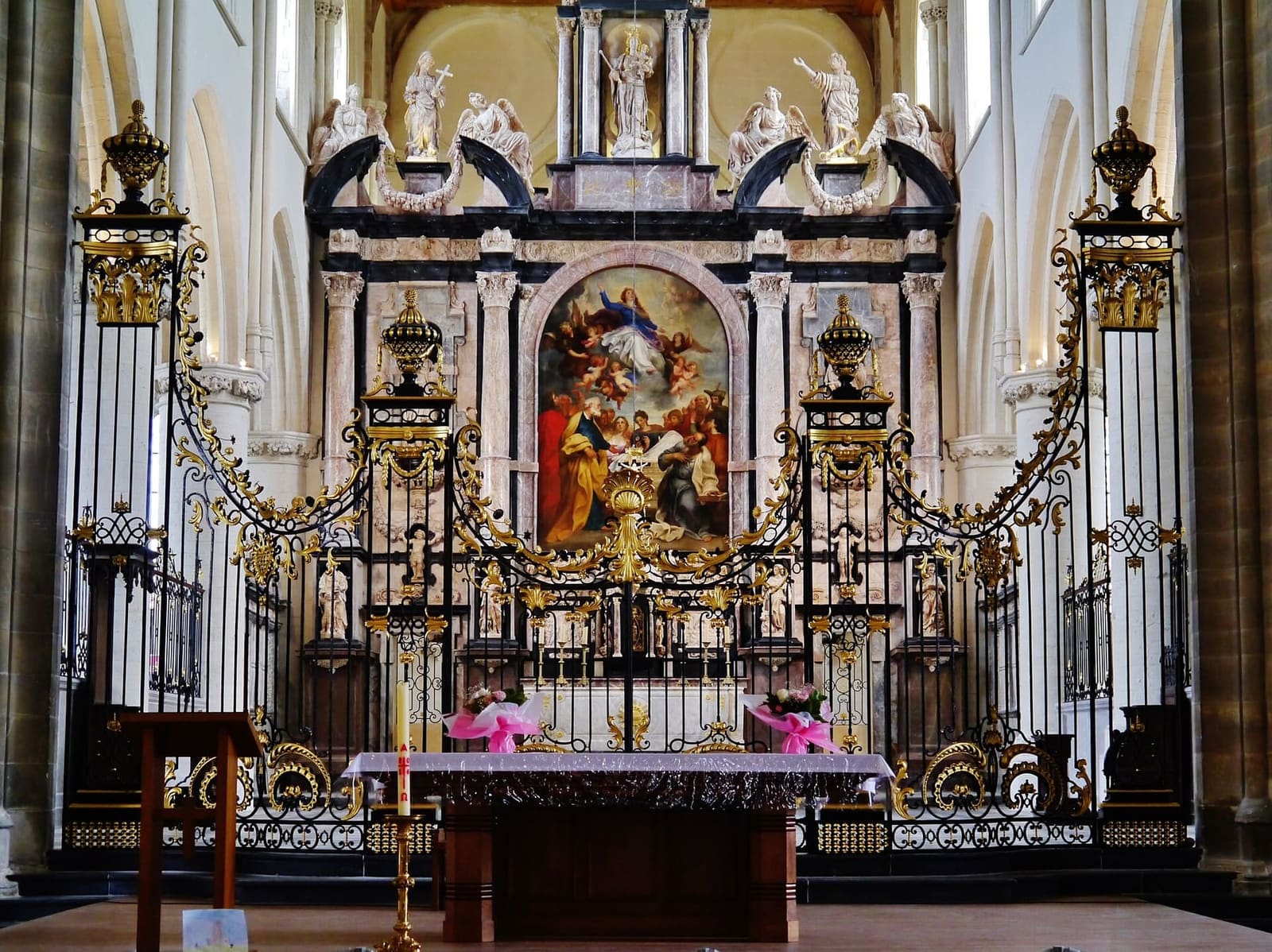 la grande pala d'altare di marmo nel coro di Notre-Dame, dietro la cancellata dorata