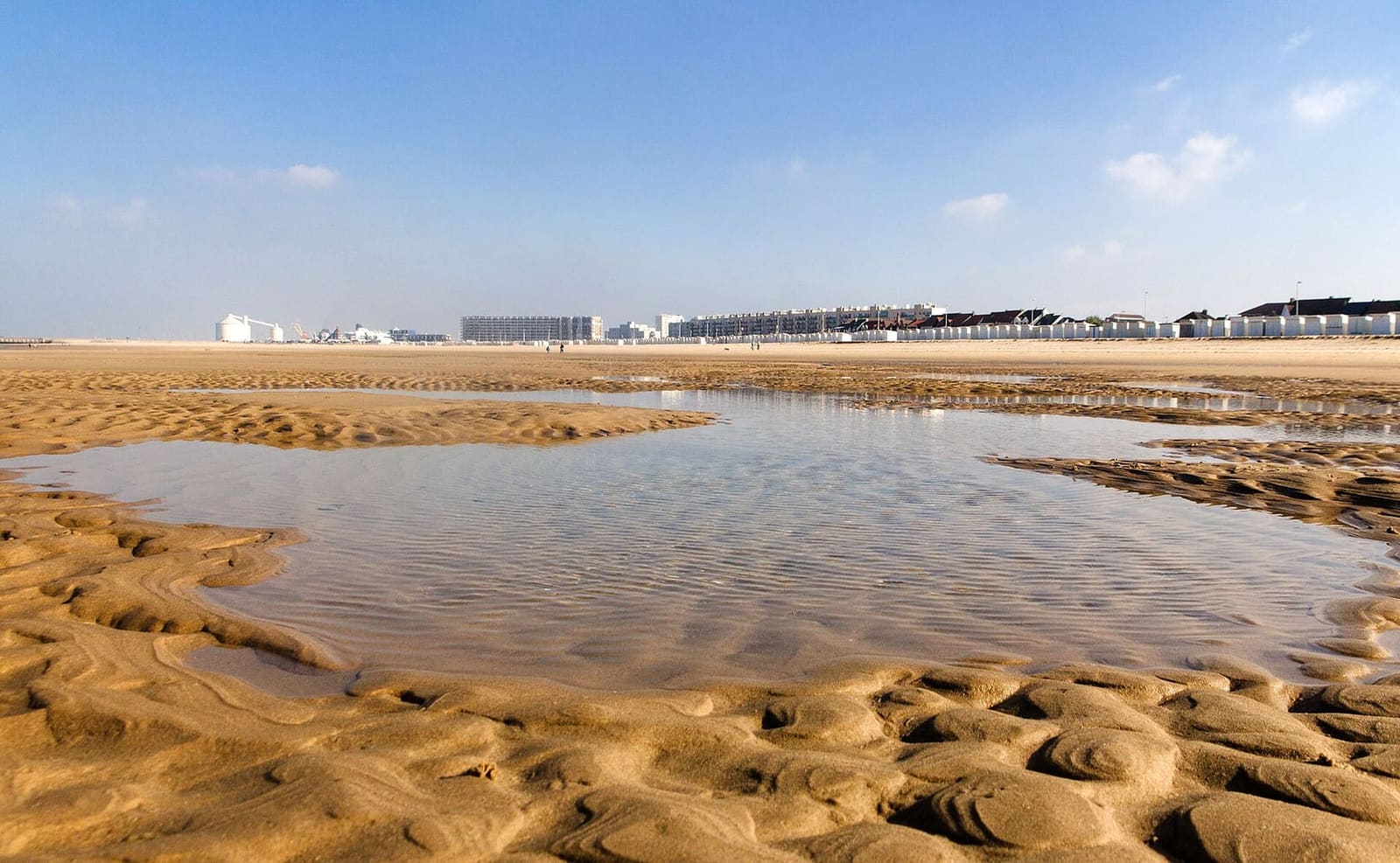 la spiaggia con la bassa marea, le pozze d'acqua e la sabbia increspata, in ottobre