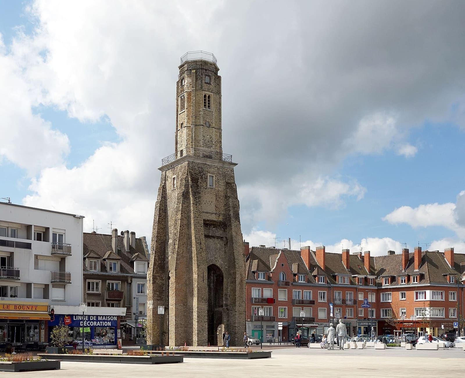 la Tour du Guet sulla place d'Armes, fra le case della Ricostruzione