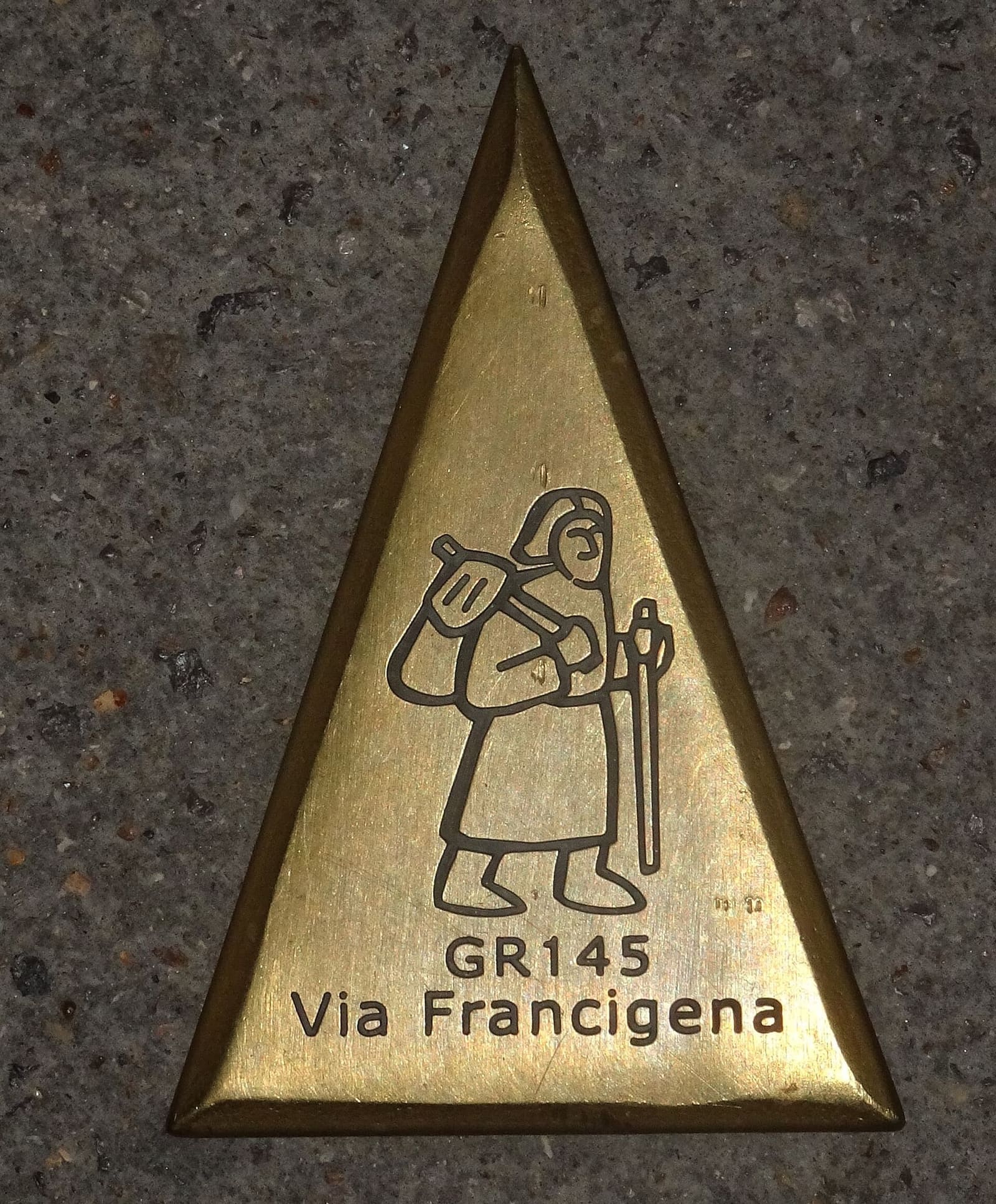 un segnavia della Via Francigena GR 145 sul marciapiede di rue du Maréchal-de-Lattre-de-Tassigny