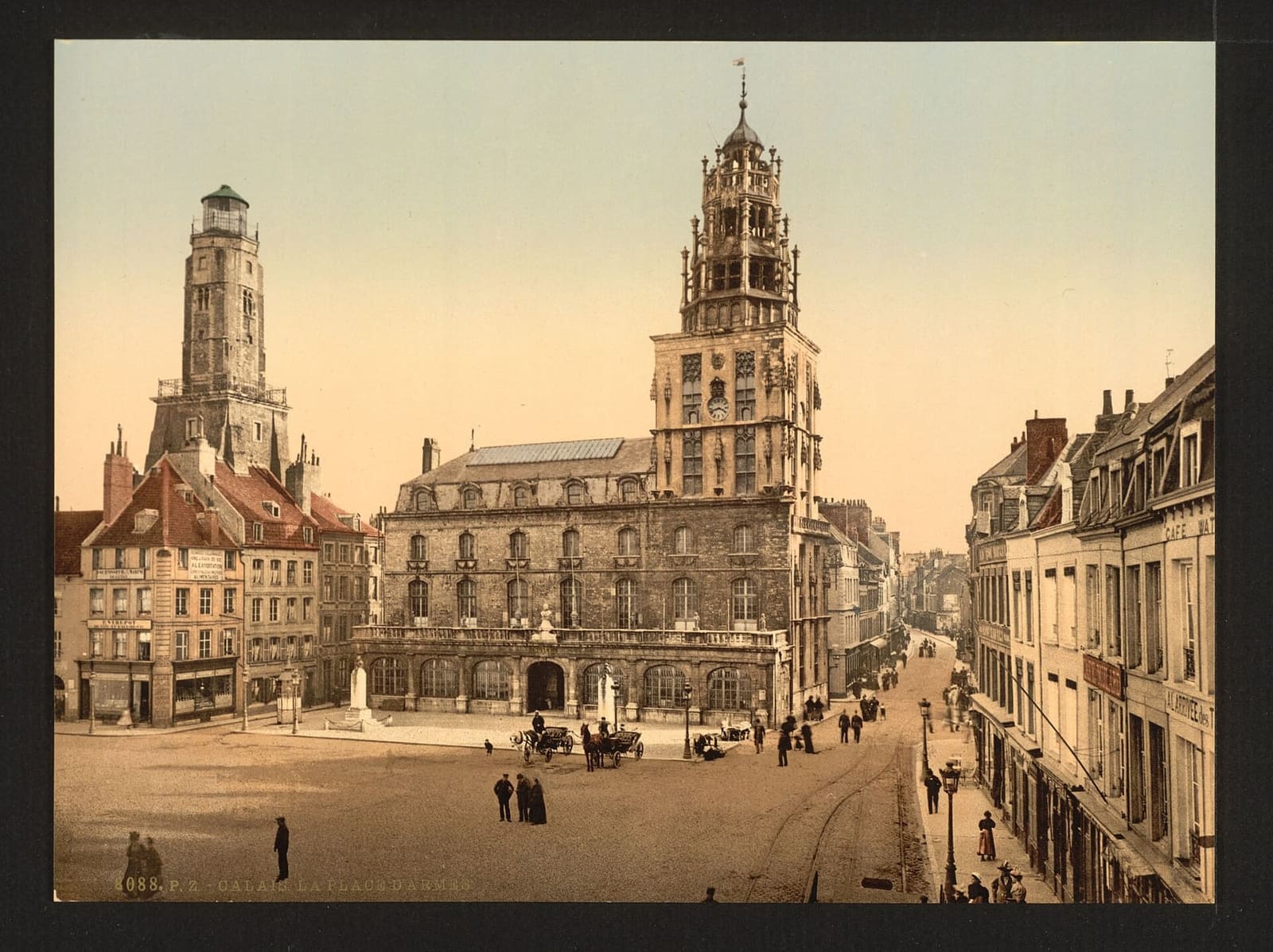 place d'Armes verso il 1900, con la Tour du Guet e il vecchio municipio distrutto nella guerra