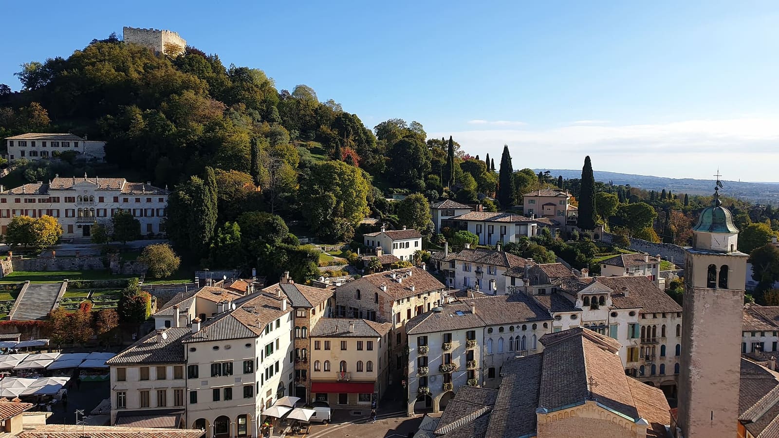 Asolo dall'alto, con la Rocca sul colle, il campanile del Duomo e la pianura in fondo