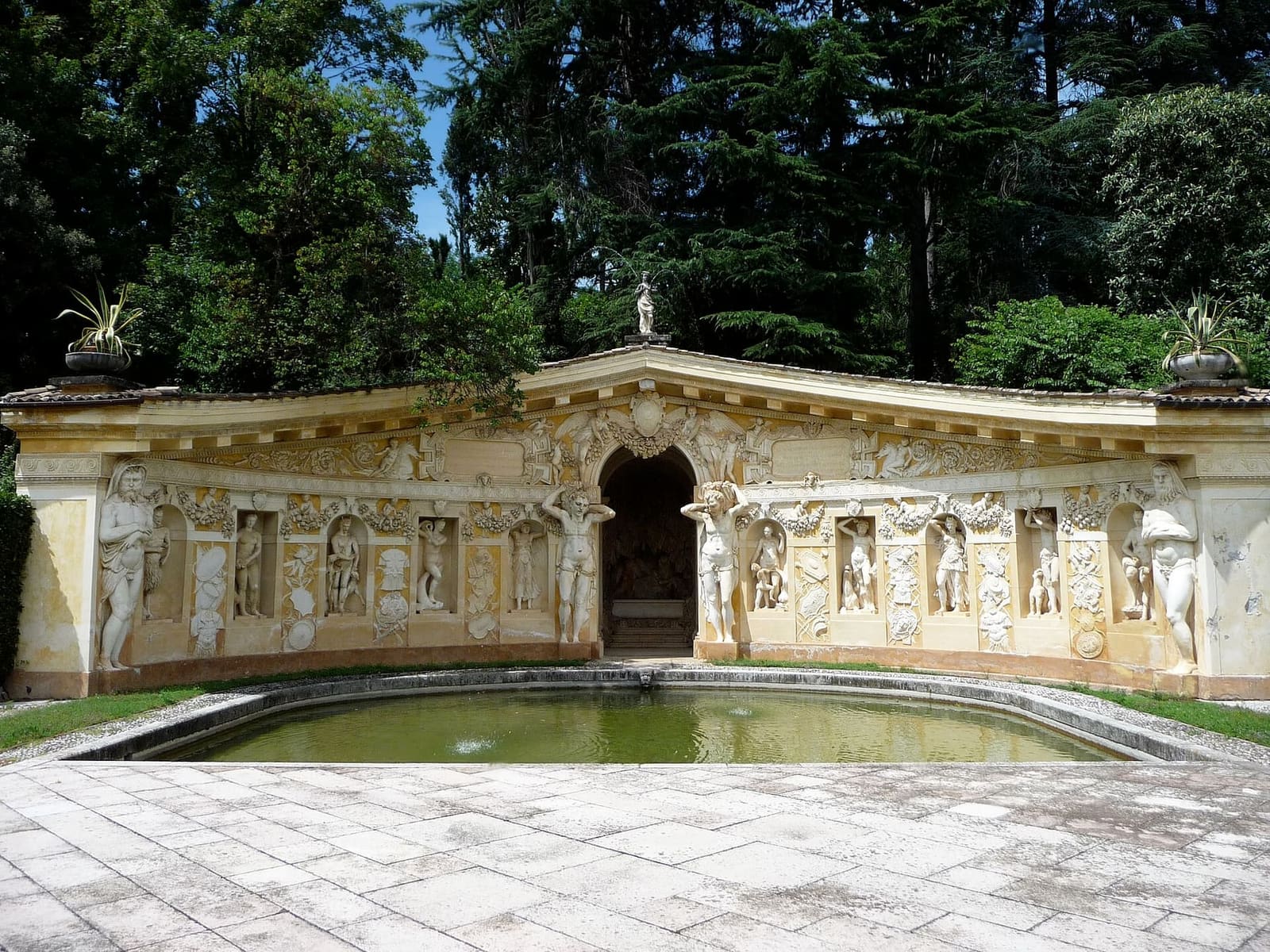 il ninfeo dietro Villa Barbaro, con le statue nelle nicchie e la vasca