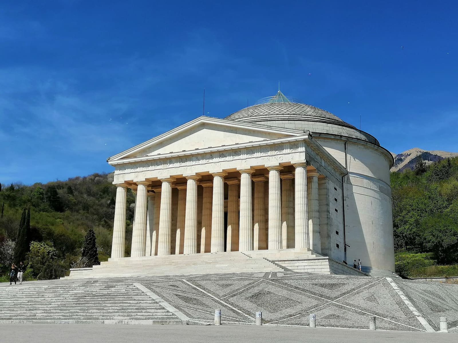 il Tempio canoviano di Possagno con il colonnato e la cupola, in una giornata limpida di aprile