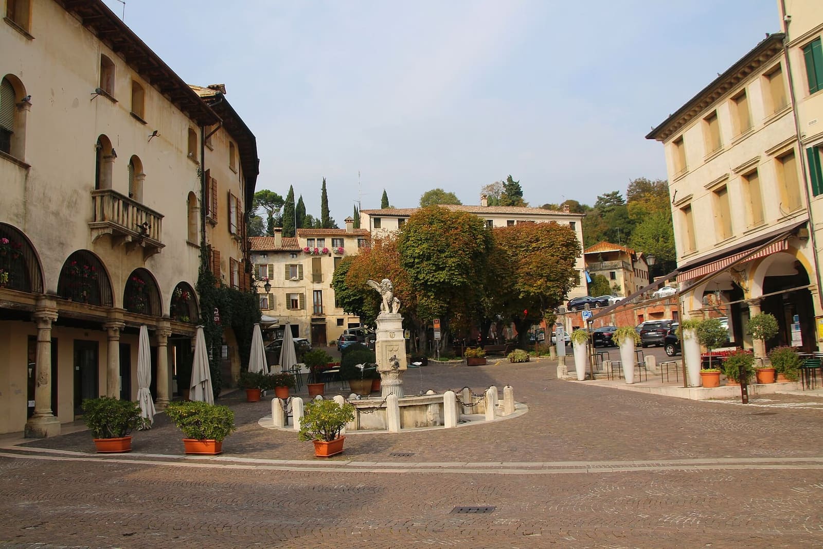 piazza Garibaldi ad Asolo con la Fontana Maggiore e i portici, in una giornata d'ottobre
