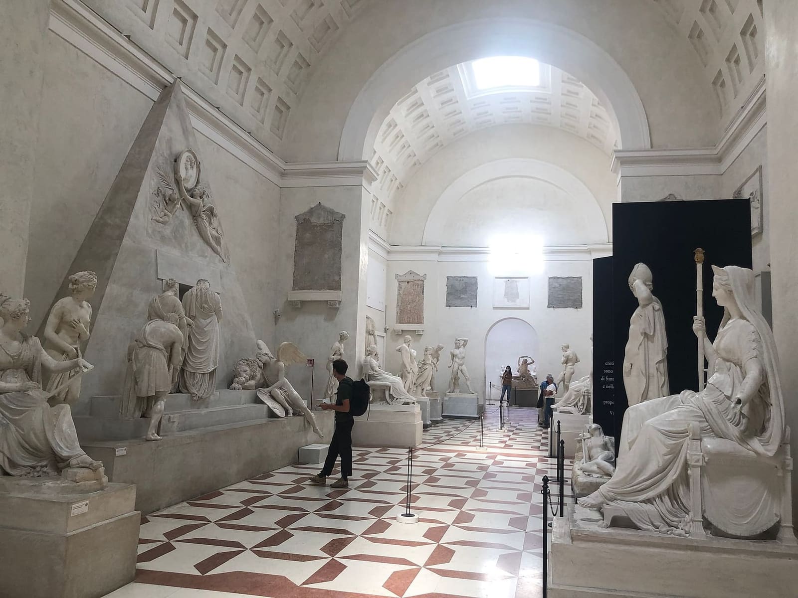 la sala ottocentesca della Gypsotheca con i grandi gessi di Canova e il monumento a Maria Cristina a sinistra