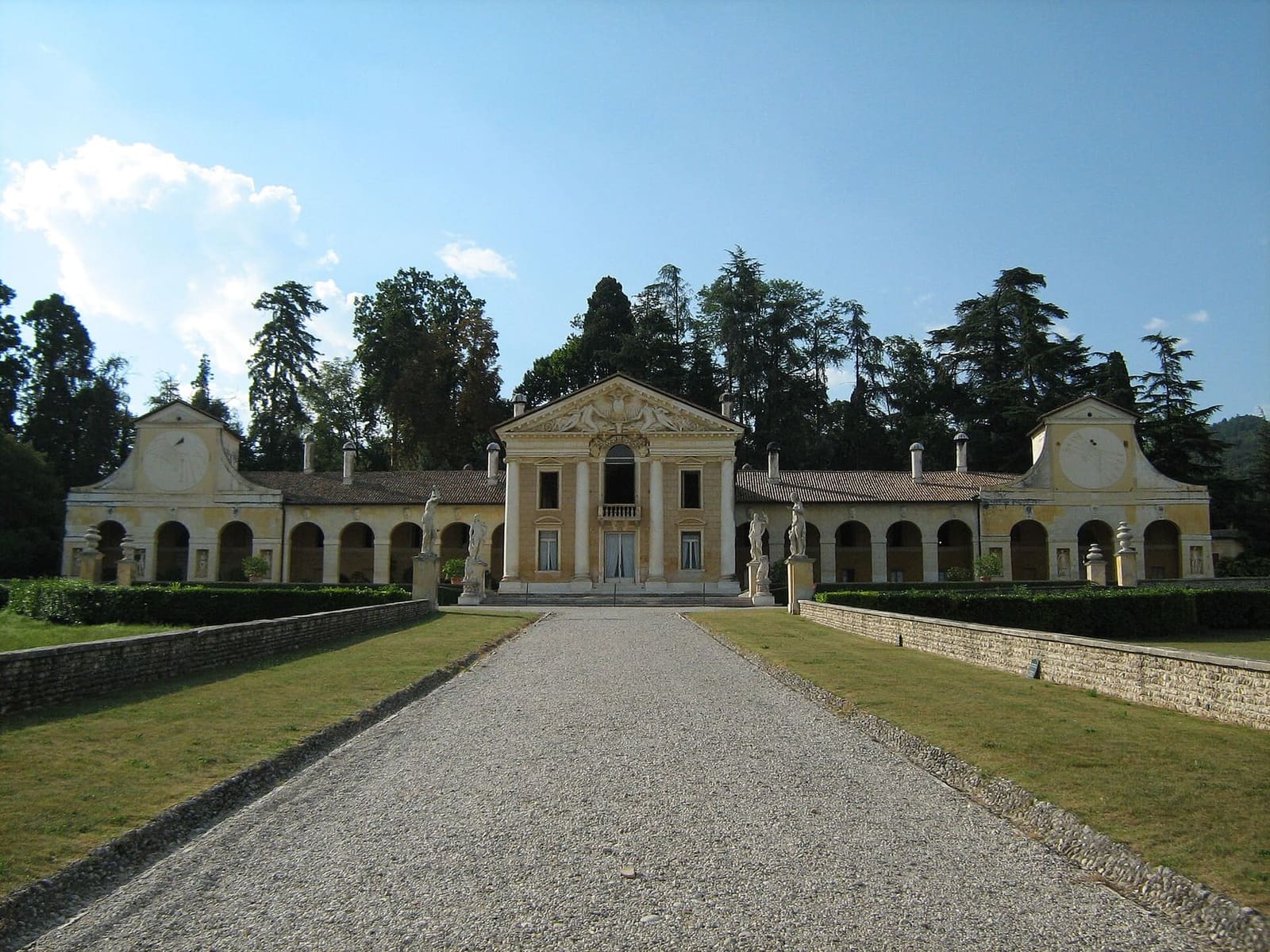 Villa Barbaro dal viale, con il corpo centrale e le due barchesse con le meridiane