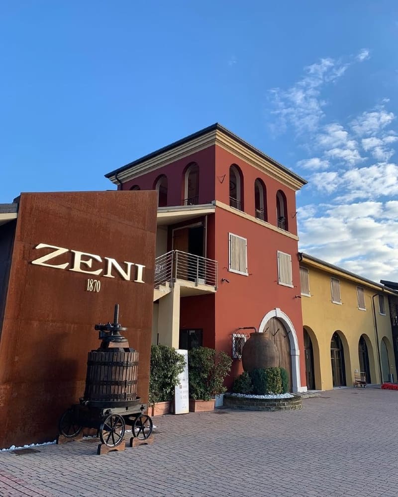 il muro in corten con la scritta Zeni 1870 e il torchio all'ingresso