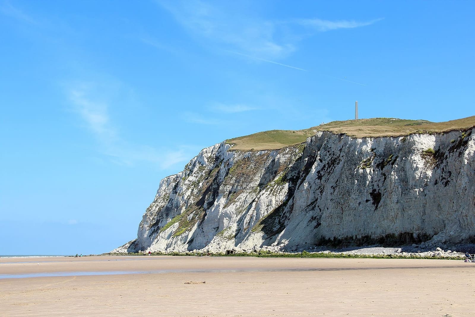 Cap Blanc-Nez from the beach at Escalles, white under a blue sky