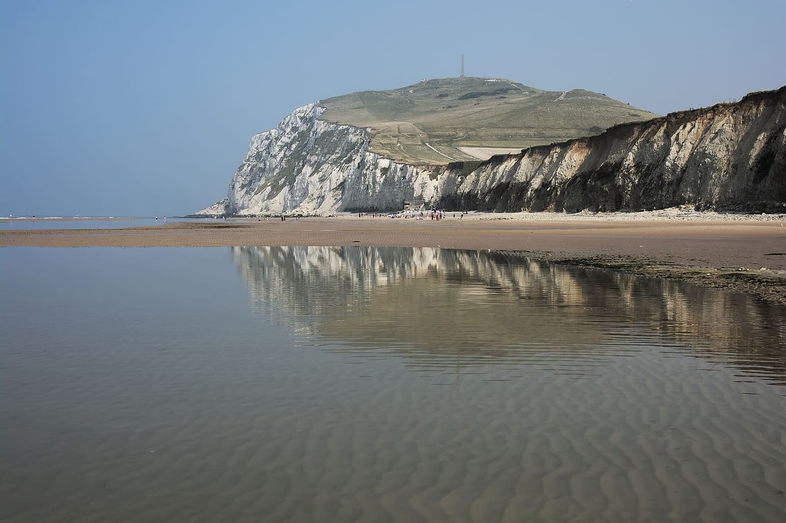 la falesia bianca del Cap Blanc-Nez riflessa nella sabbia bagnata con la bassa marea