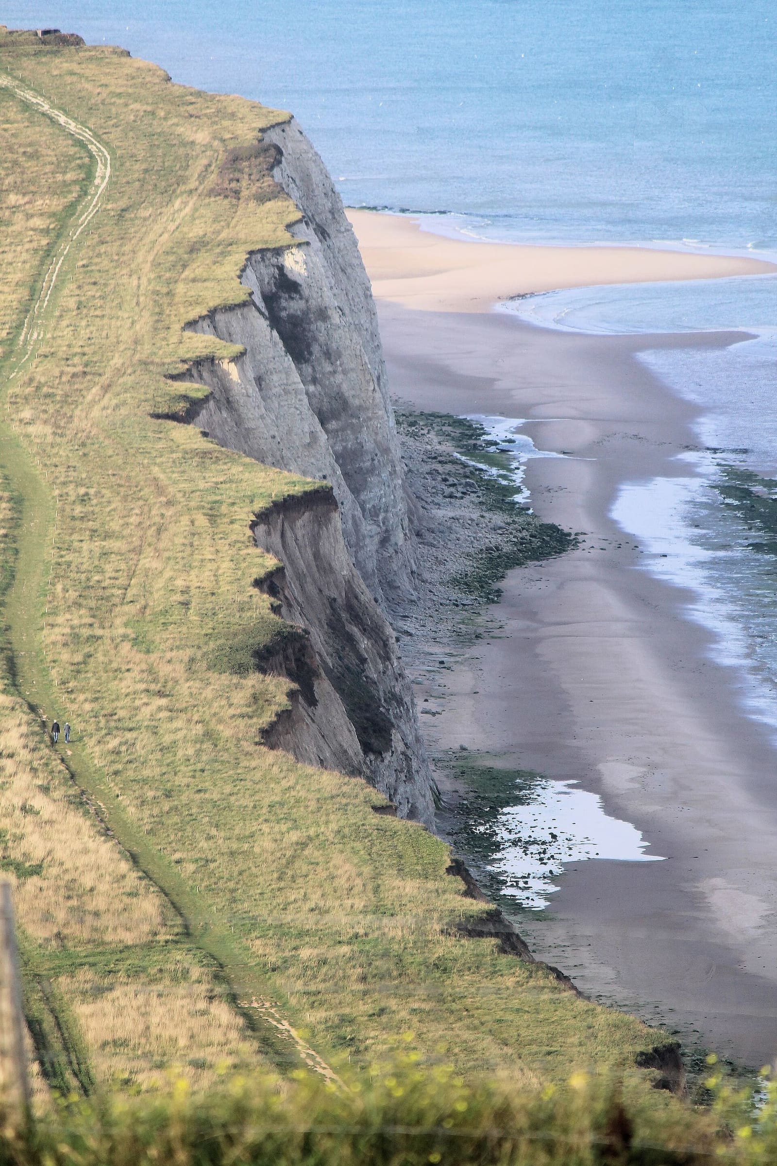 the edge of the Blanc-Nez cliff and the beach far below