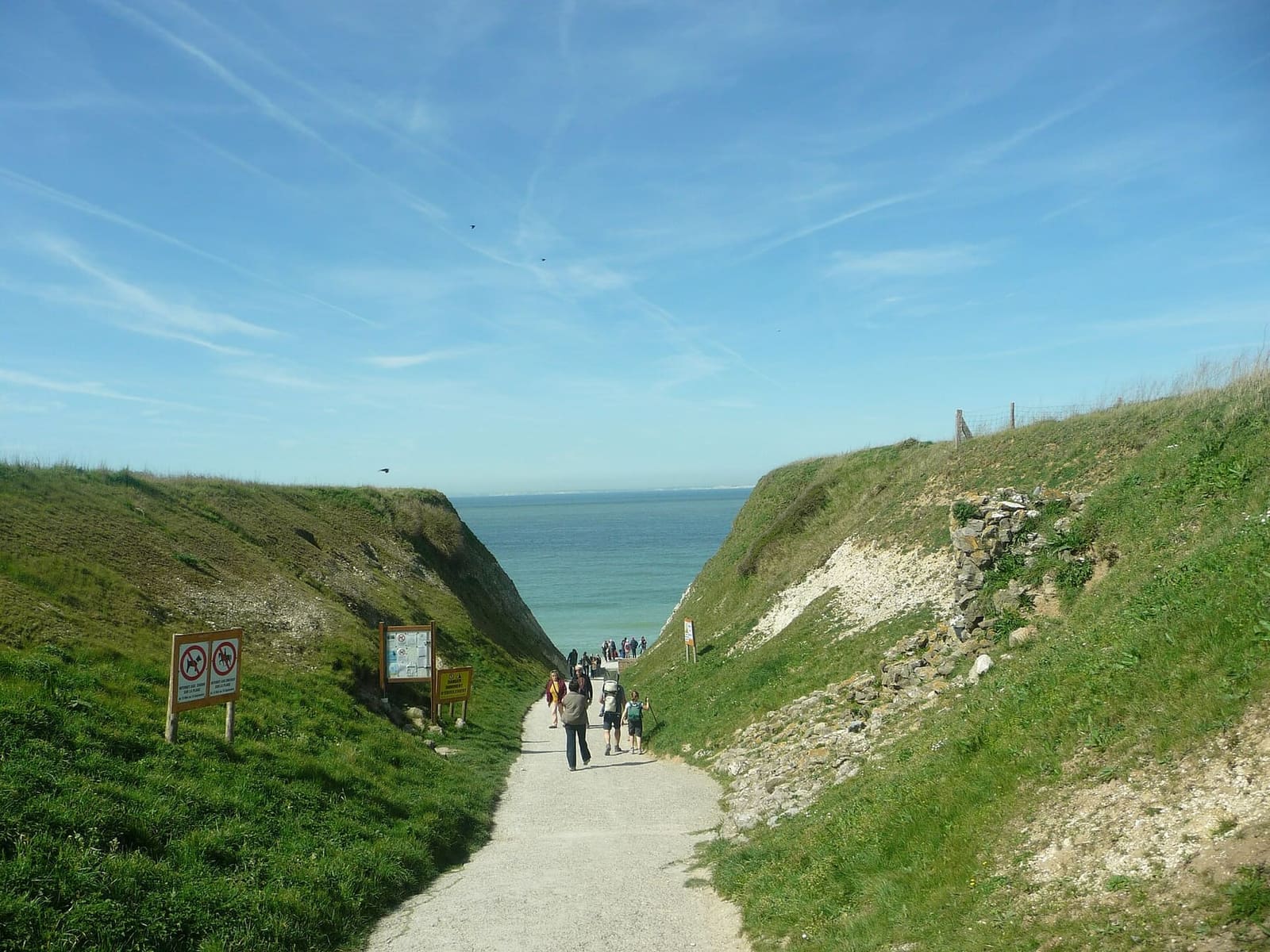 the pebbly way down to the Cran d'Escalles, between two green slopes, with the sea beyond