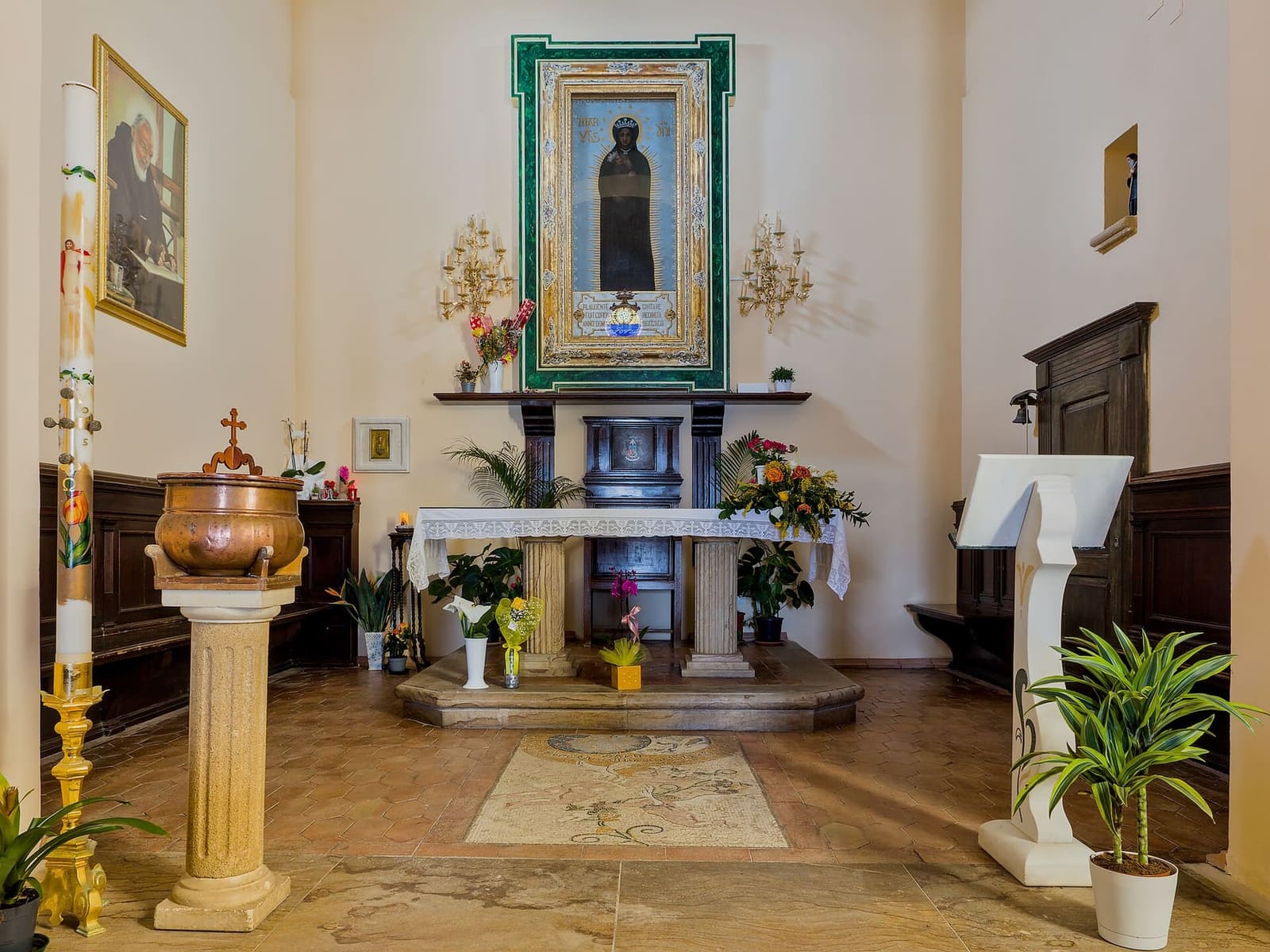 l'autel de l'église du cap, avec la copie du tableau de la Vierge