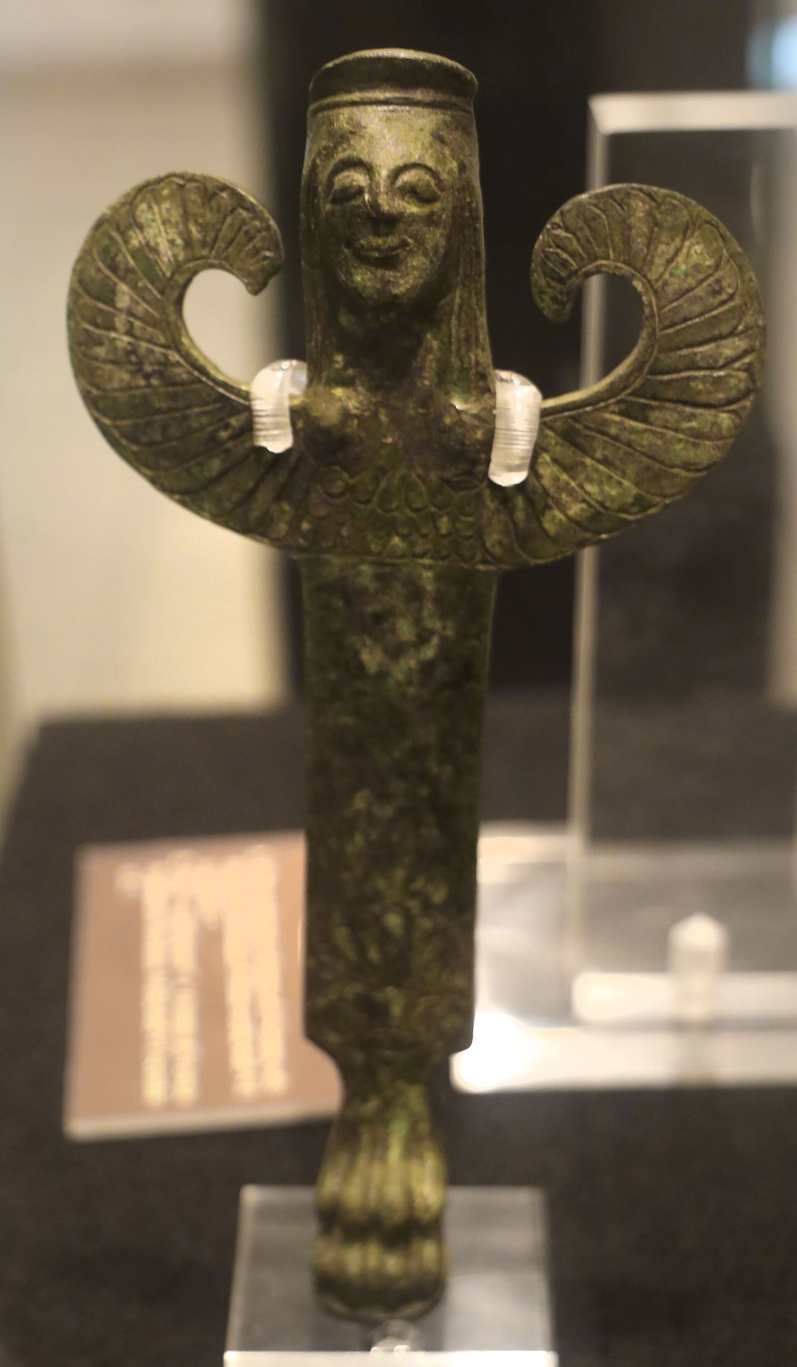 deux supports en bronze en forme de sirène ailée, provenant du sanctuaire